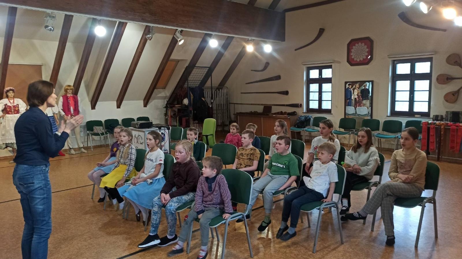 Zdjęcie w galerii na portalu naszraciborz.pl: Mała Strzecha na warsztatach w siedzibie zespołu Śląsk wiadomości z regionu