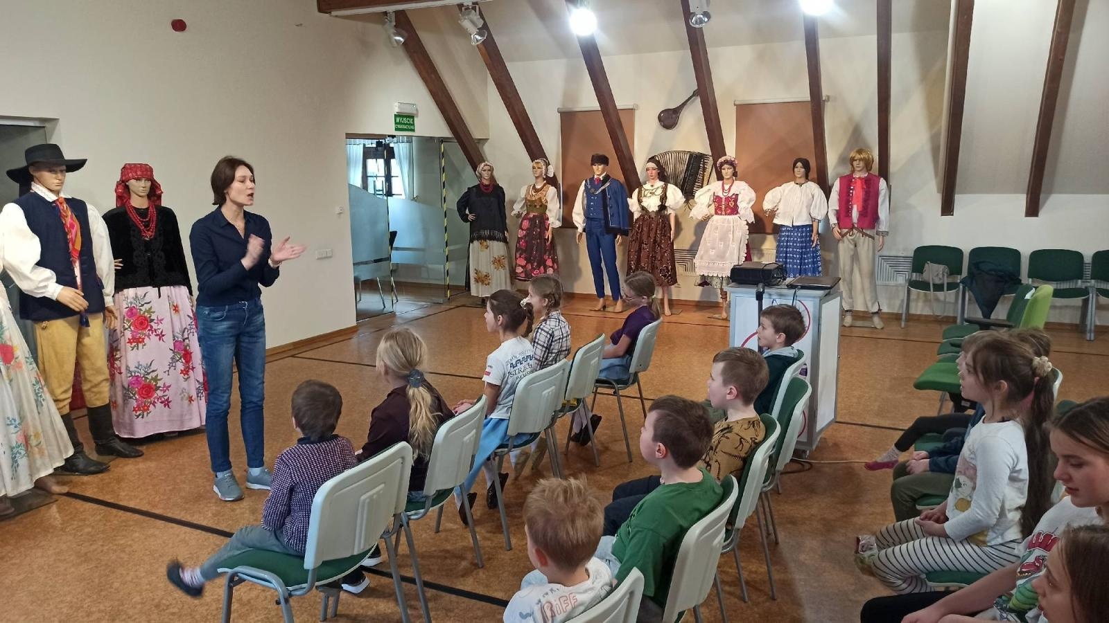 Zdjęcie w galerii na portalu naszraciborz.pl: Mała Strzecha na warsztatach w siedzibie zespołu Śląsk wiadomości z regionu