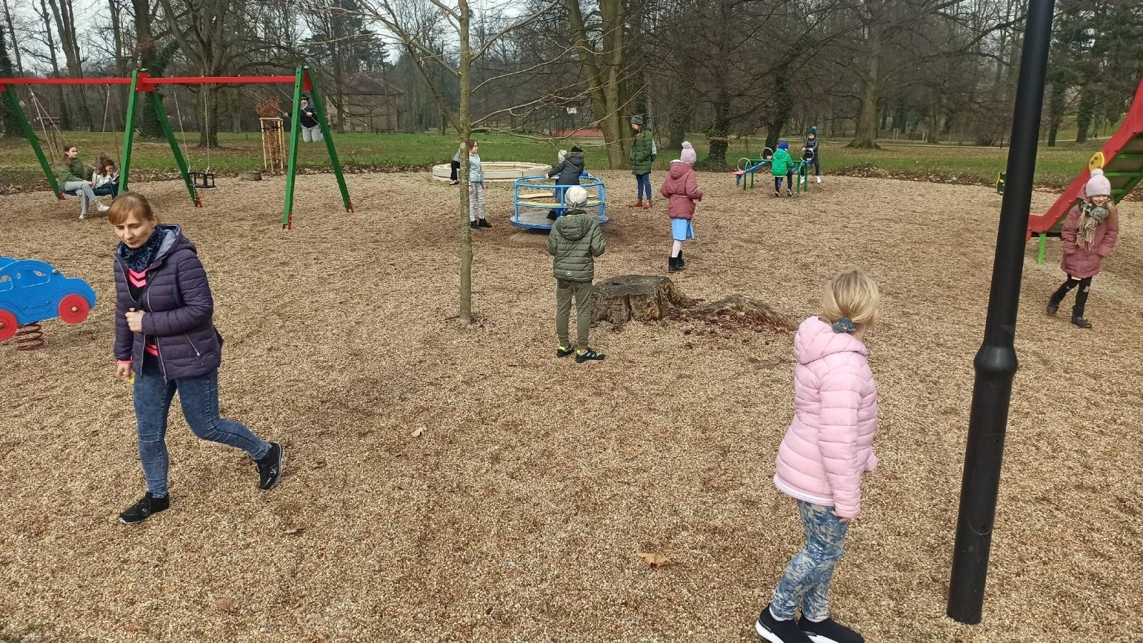 Zdjęcie w galerii na portalu naszraciborz.pl: Mała Strzecha na warsztatach w siedzibie zespołu Śląsk wiadomości z regionu
