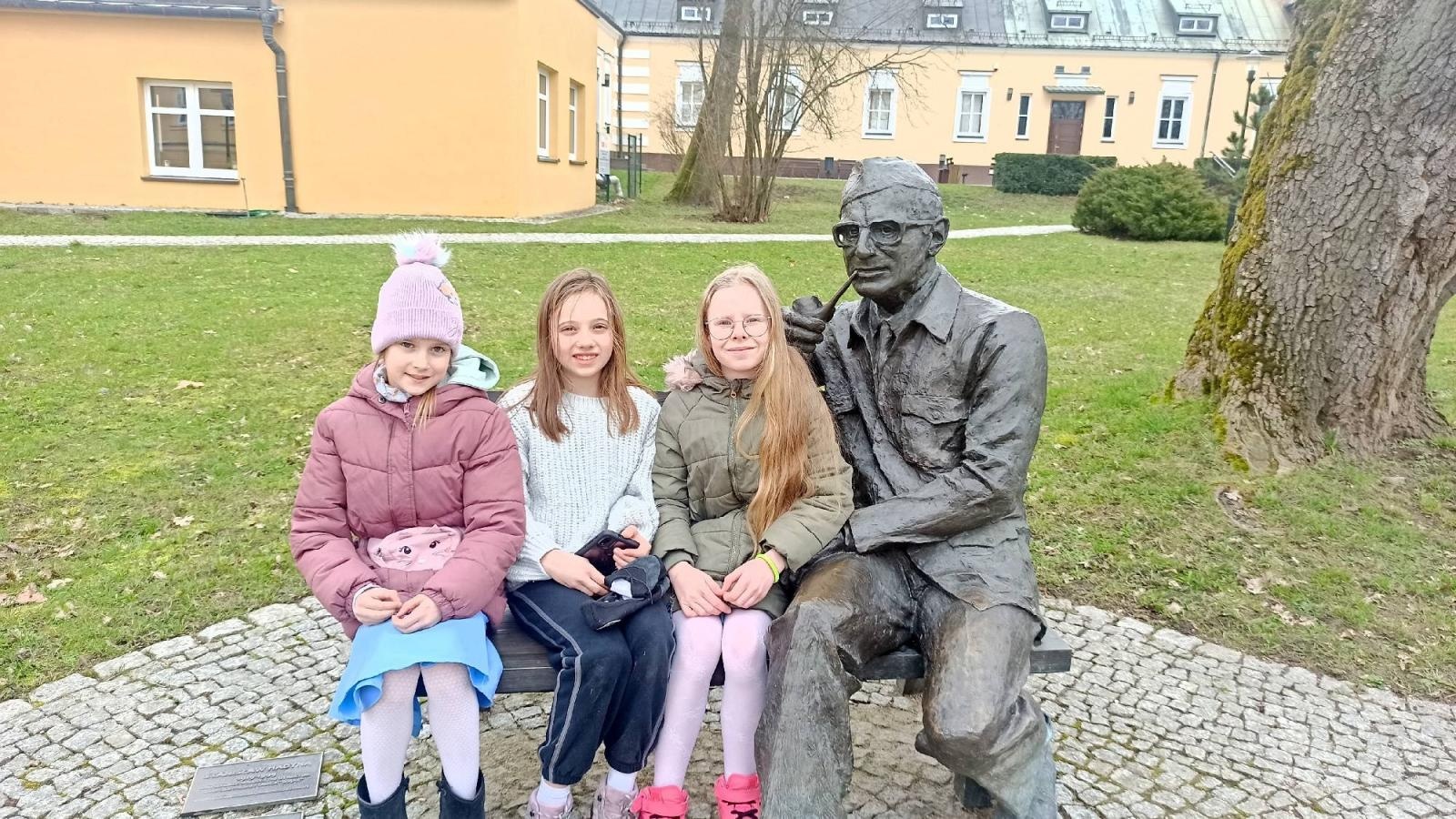 Zdjęcie w galerii na portalu naszraciborz.pl: Mała Strzecha na warsztatach w siedzibie zespołu Śląsk wiadomości z regionu