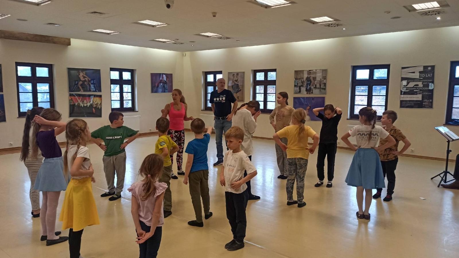 Zdjęcie w galerii na portalu naszraciborz.pl: Mała Strzecha na warsztatach w siedzibie zespołu Śląsk wiadomości z regionu