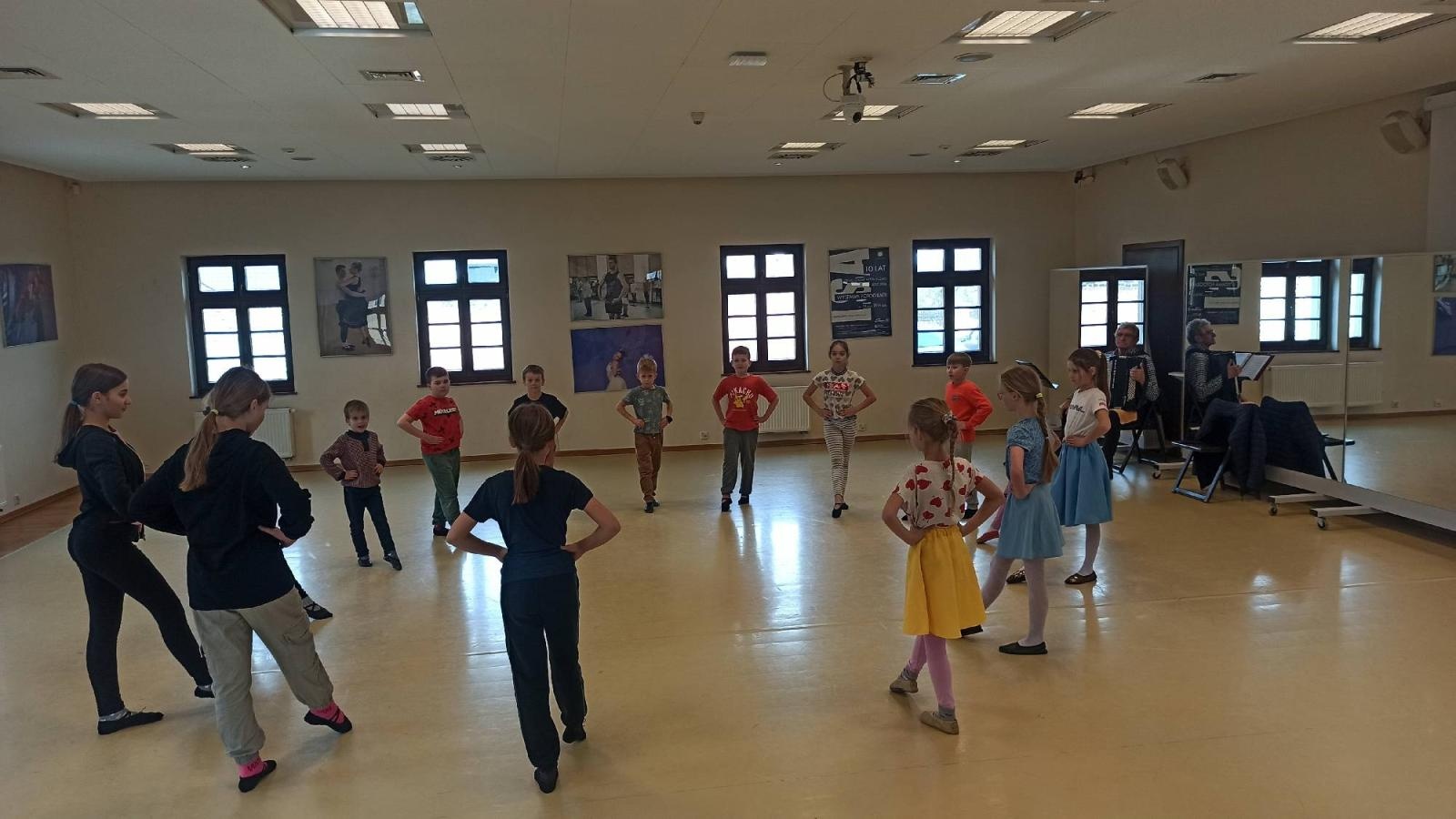 Zdjęcie w galerii na portalu naszraciborz.pl: Mała Strzecha na warsztatach w siedzibie zespołu Śląsk wiadomości z regionu