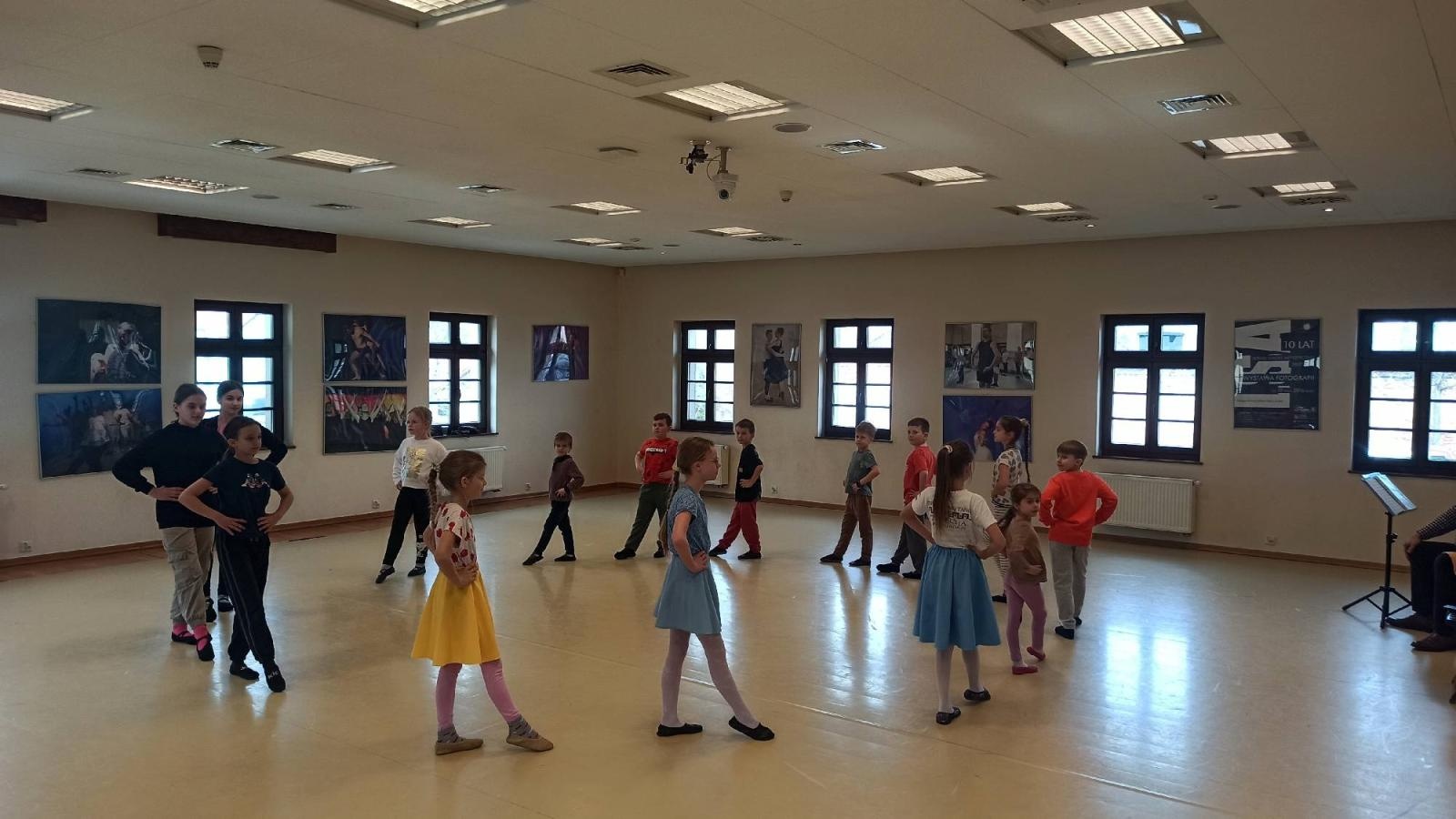 Zdjęcie w galerii na portalu naszraciborz.pl: Mała Strzecha na warsztatach w siedzibie zespołu Śląsk wiadomości z regionu