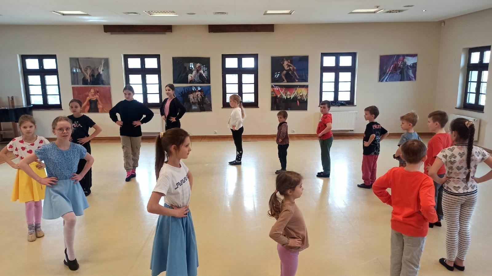 Zdjęcie w galerii na portalu naszraciborz.pl: Mała Strzecha na warsztatach w siedzibie zespołu Śląsk wiadomości z regionu