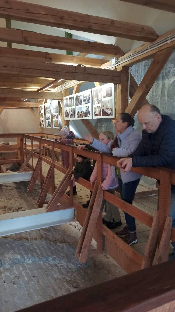 Zdjęcie w galerii na portalu naszraciborz.pl: Mała Strzecha na warsztatach w siedzibie zespołu Śląsk wiadomości z regionu