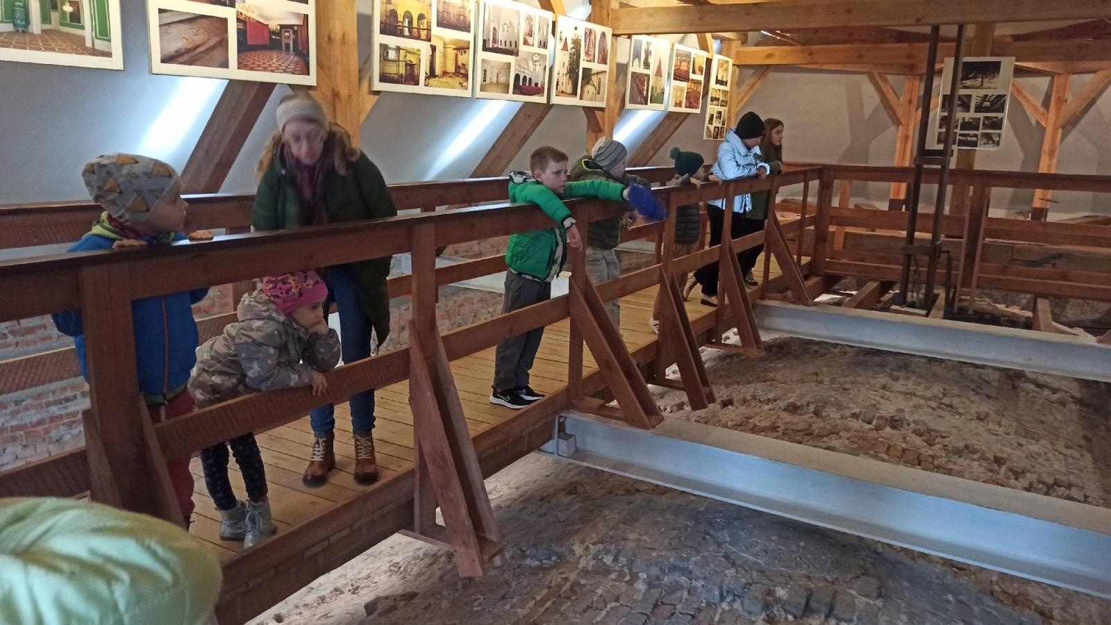 Zdjęcie w galerii na portalu naszraciborz.pl: Mała Strzecha na warsztatach w siedzibie zespołu Śląsk wiadomości z regionu