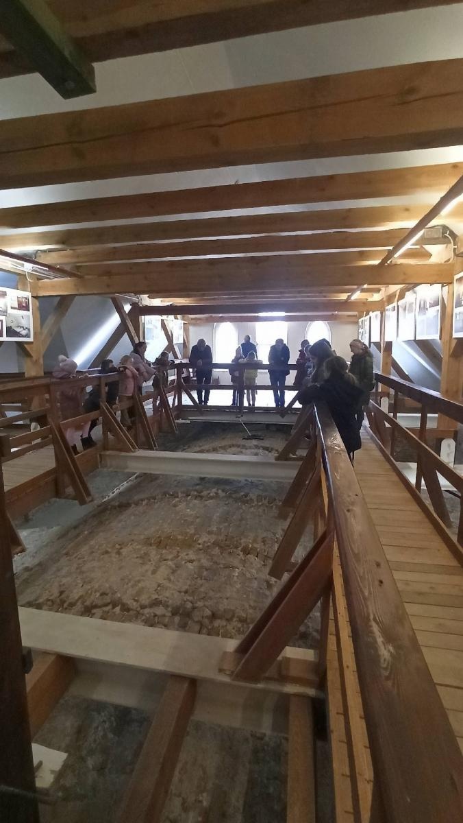 Zdjęcie w galerii na portalu naszraciborz.pl: Mała Strzecha na warsztatach w siedzibie zespołu Śląsk wiadomości z regionu