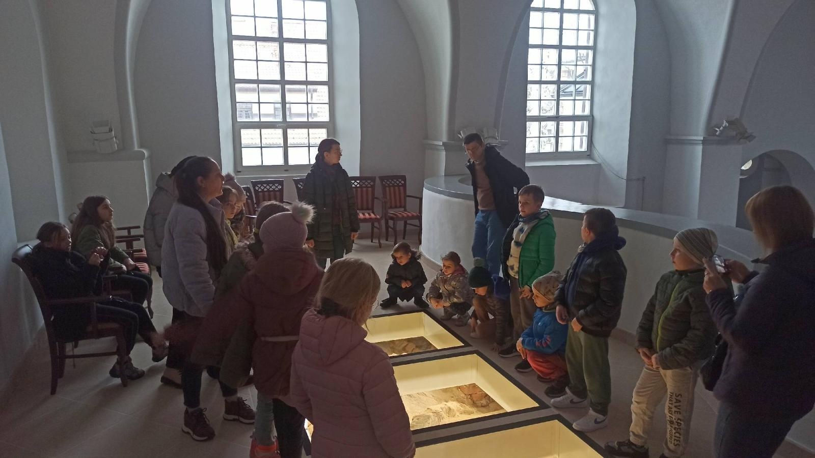 Zdjęcie w galerii na portalu naszraciborz.pl: Mała Strzecha na warsztatach w siedzibie zespołu Śląsk wiadomości z regionu