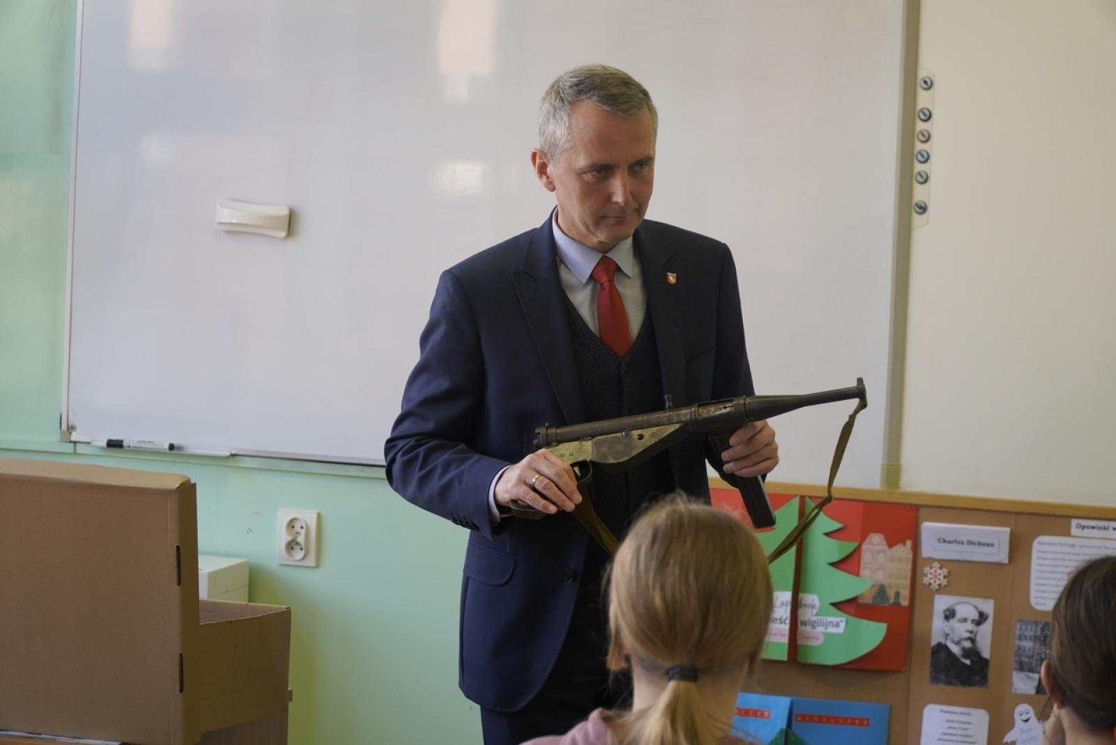 Zdjęcie w galerii na portalu naszraciborz.pl: Prezydent wcielił się w rolę nauczyciela historii wiadomości z regionu