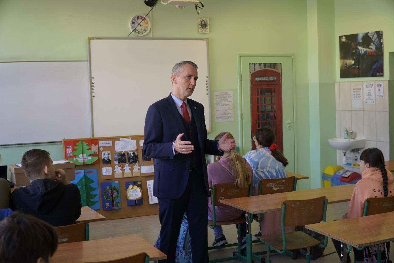 Zdjęcie w galerii na portalu naszraciborz.pl: Prezydent wcielił się w rolę nauczyciela historii wiadomości z regionu