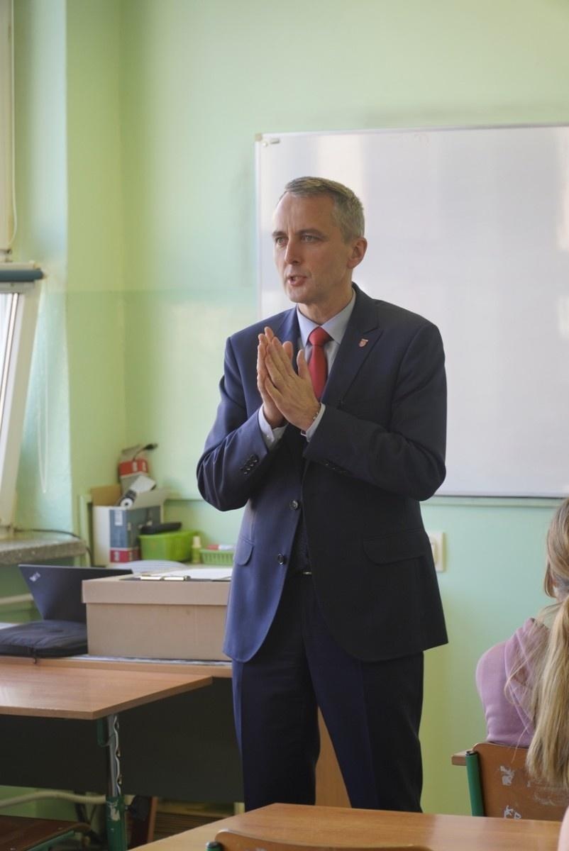 Zdjęcie w galerii na portalu naszraciborz.pl: Prezydent wcielił się w rolę nauczyciela historii wiadomości z regionu