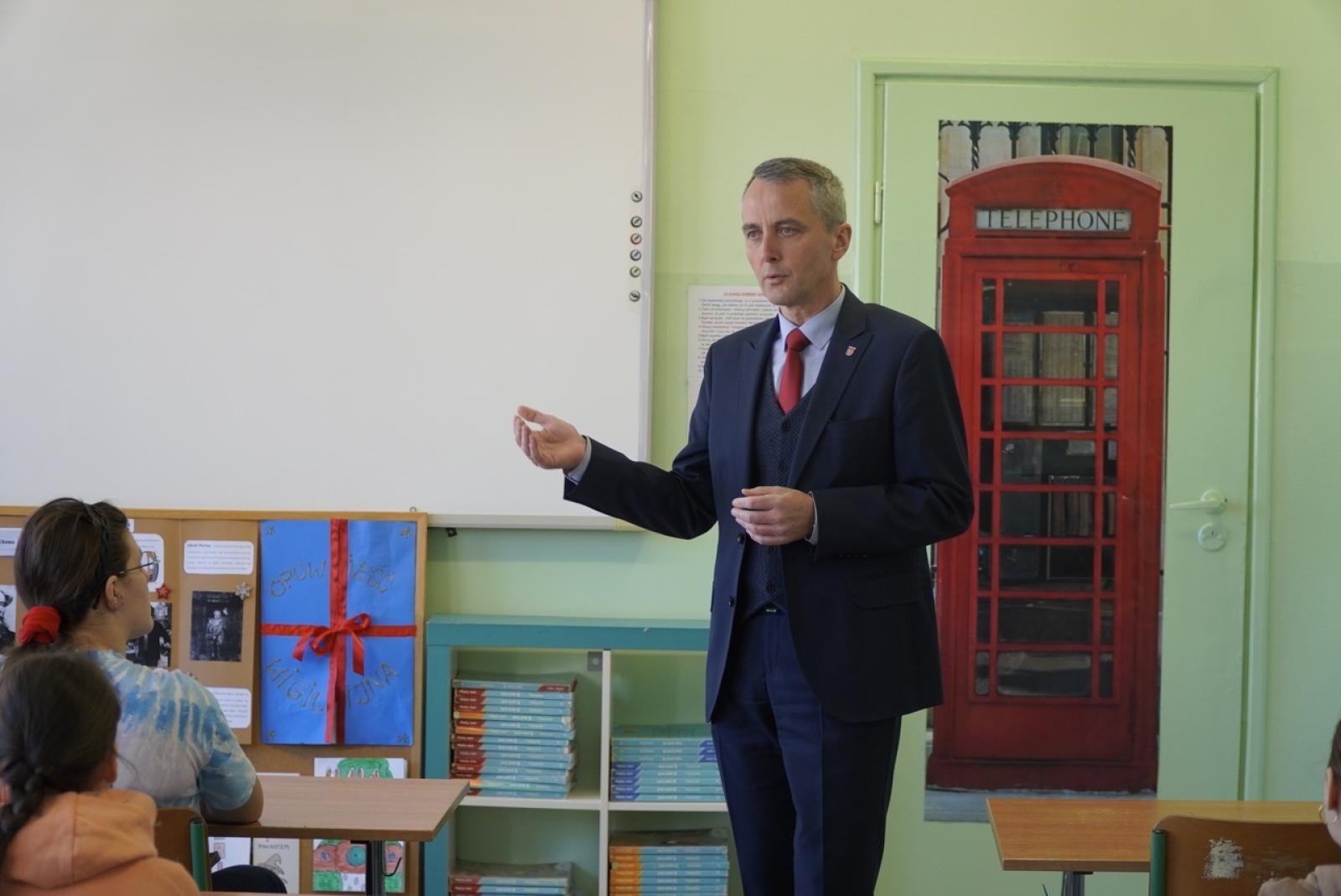 Zdjęcie w galerii na portalu naszraciborz.pl: Prezydent wcielił się w rolę nauczyciela historii wiadomości z regionu