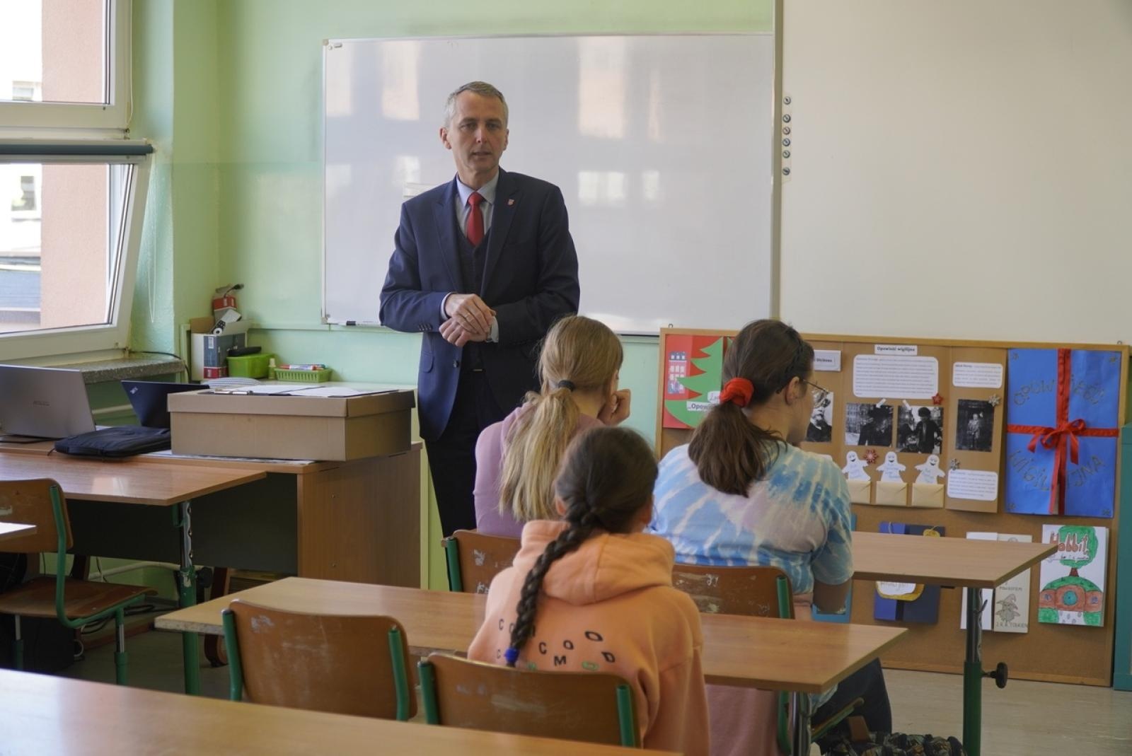 Zdjęcie w galerii na portalu naszraciborz.pl: Prezydent wcielił się w rolę nauczyciela historii wiadomości z regionu