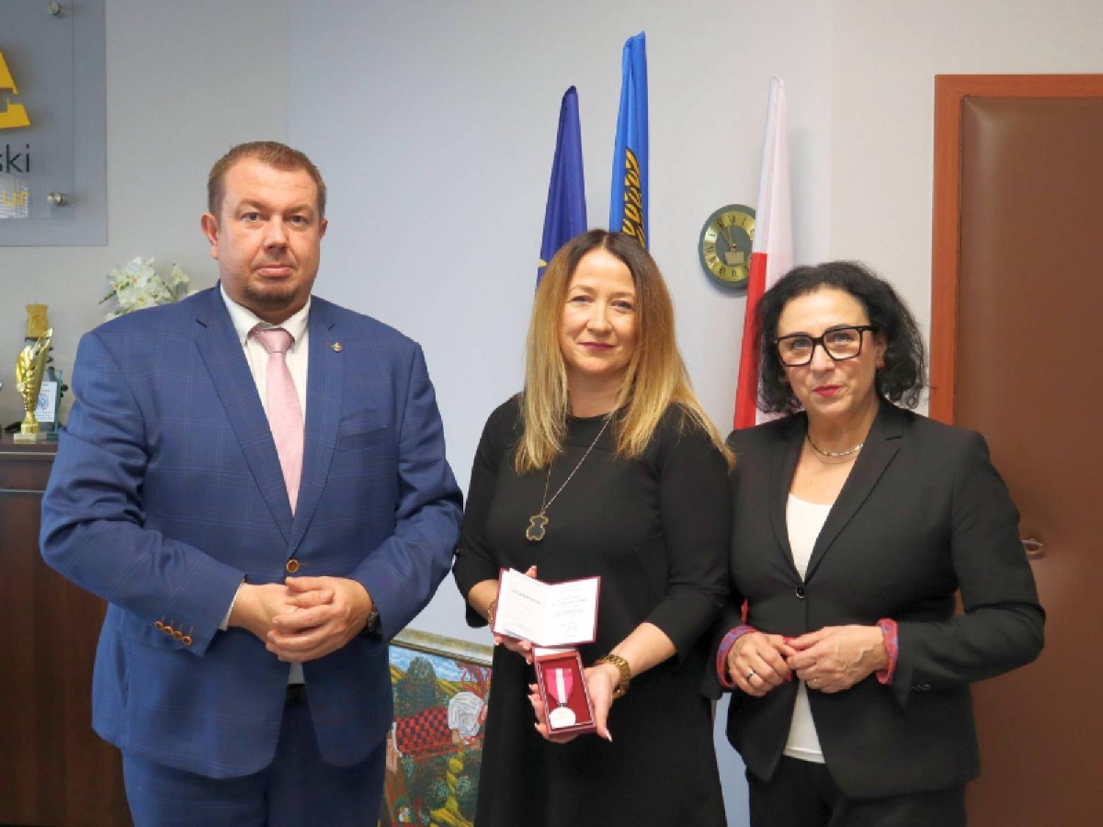 Zdjęcie w galerii na portalu naszraciborz.pl: Medal Srebrny za Długoletnią Służbę dla Joanny Koczwary-Kozłowskiej wiadomości z regionu