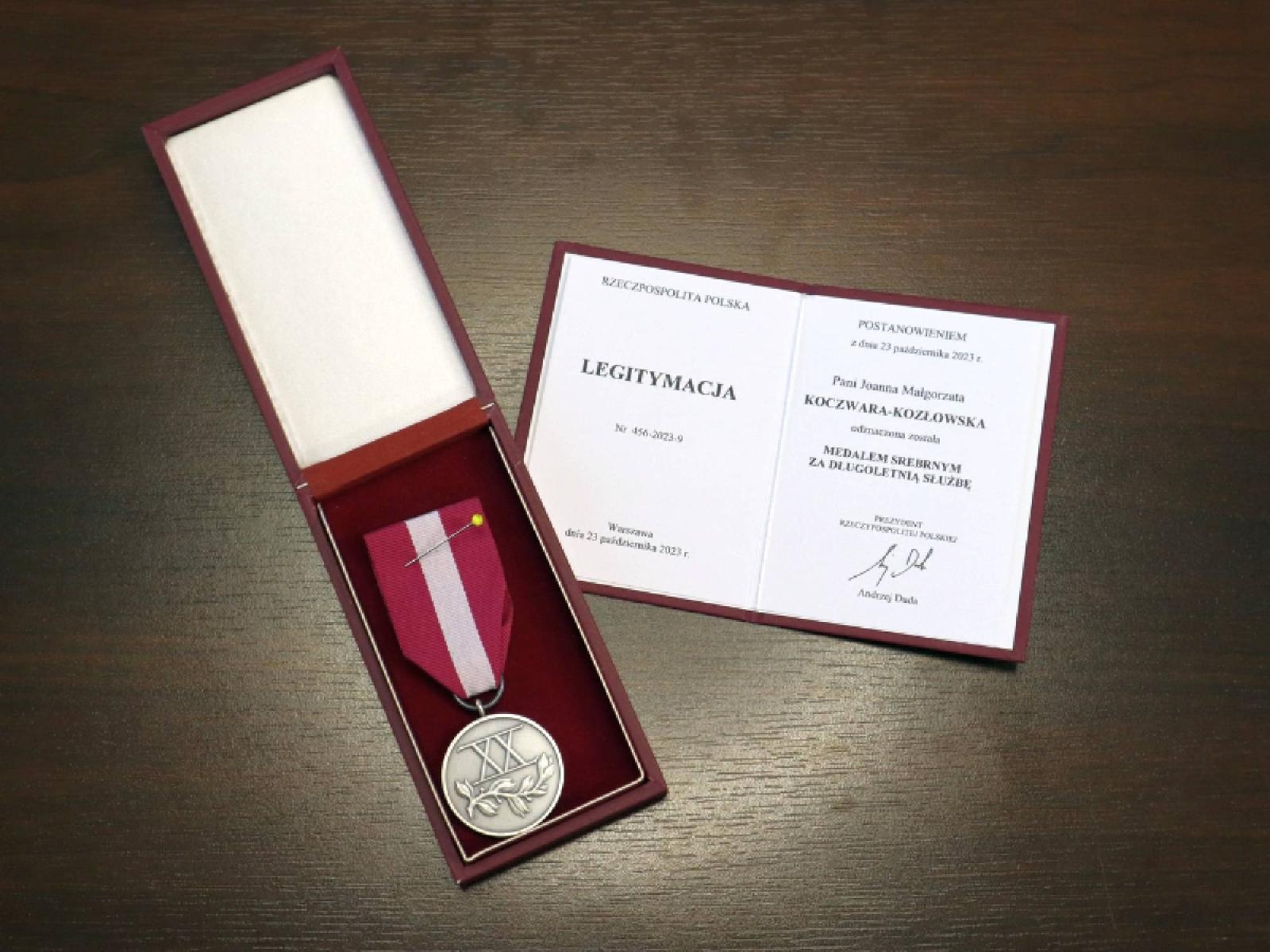 Zdjęcie w galerii na portalu naszraciborz.pl: Medal Srebrny za Długoletnią Służbę dla Joanny Koczwary-Kozłowskiej wiadomości z regionu