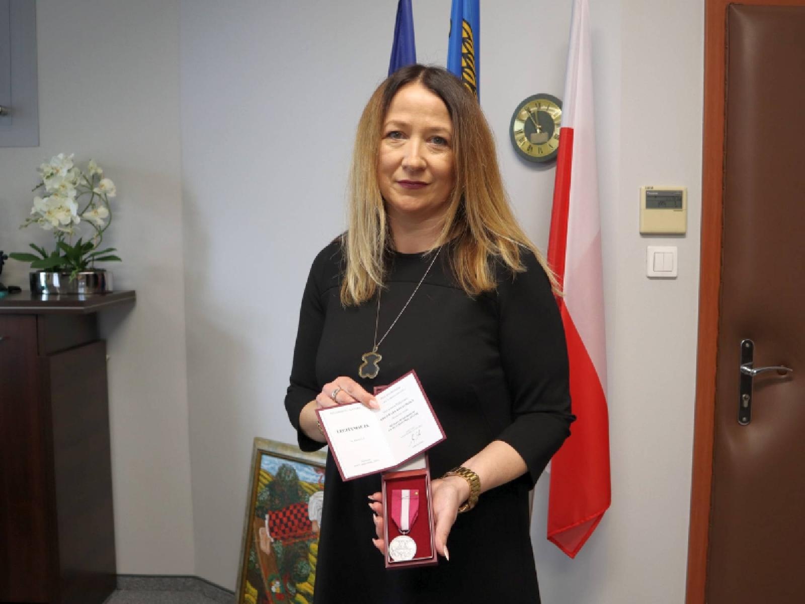 Zdjęcie w galerii na portalu naszraciborz.pl: Medal Srebrny za Długoletnią Służbę dla Joanny Koczwary-Kozłowskiej wiadomości z regionu