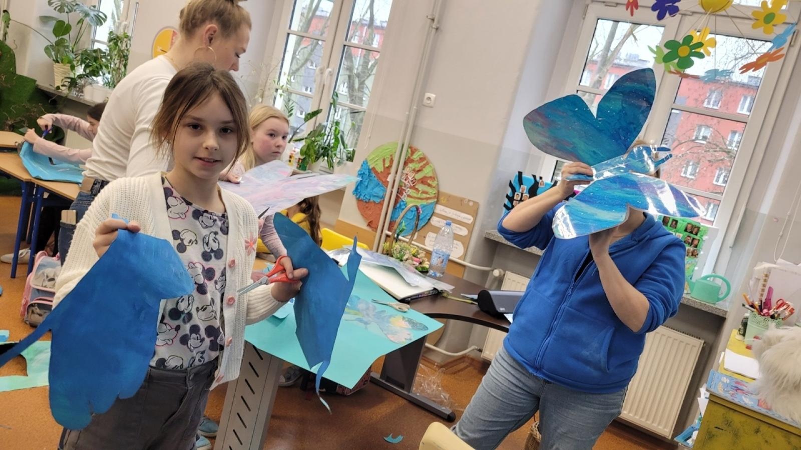 Zdjęcie w galerii na portalu naszraciborz.pl: Dzieci tworzą wielkanocne dekoracje dla Raciborza wiadomości z regionu