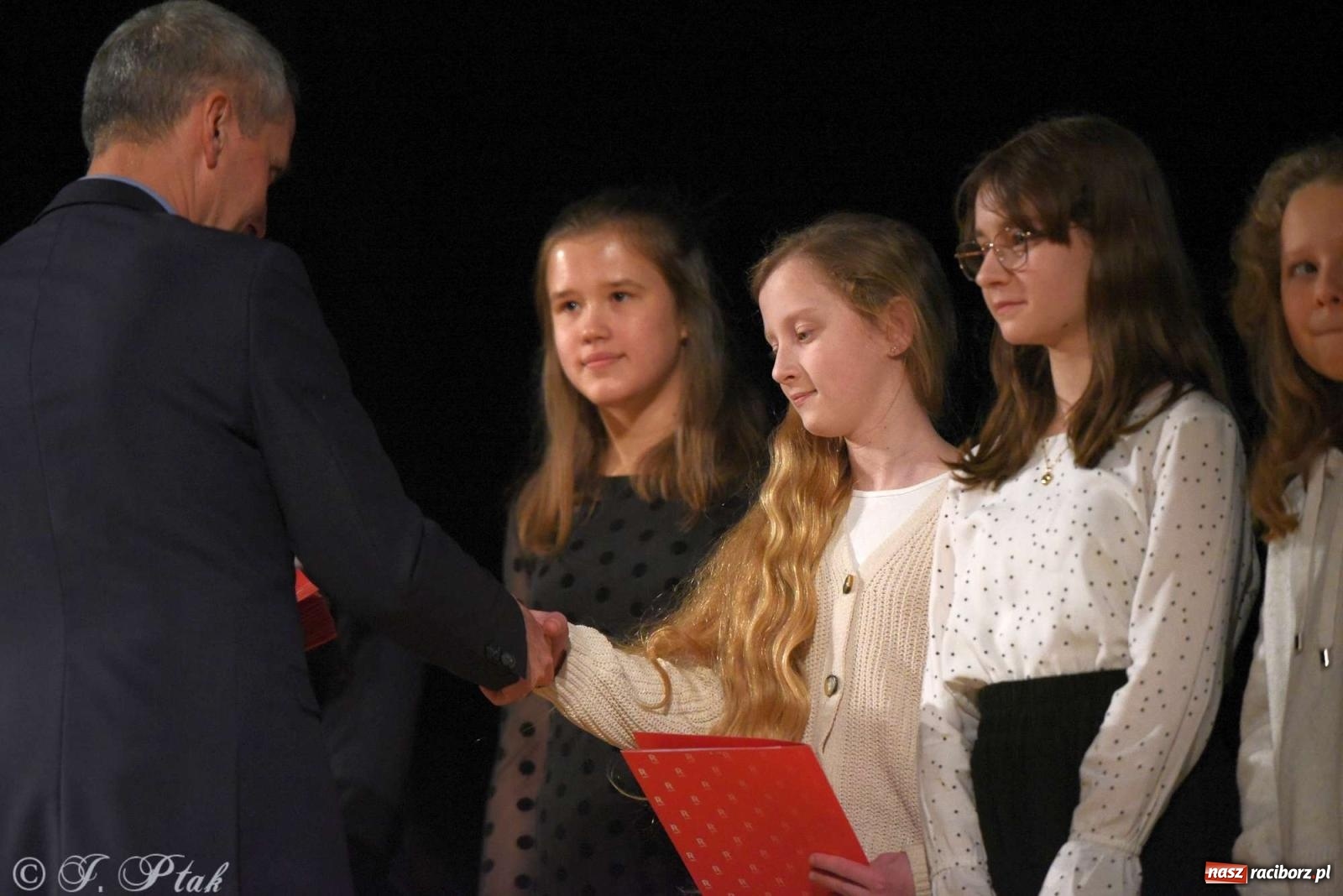 Zdjęcie w galerii na portalu naszraciborz.pl: Prymusi raciborskich szkół odebrali stypendia od miasta [FOTO i WIDEO] wiadomości z regionu