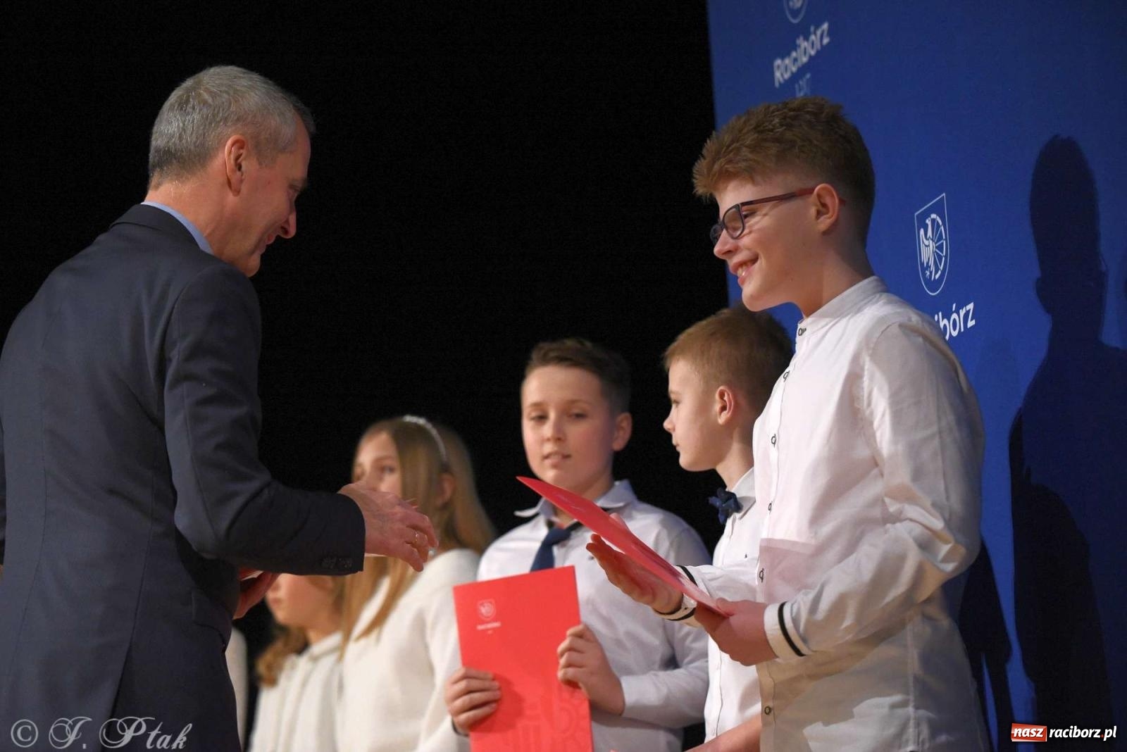 Zdjęcie w galerii na portalu naszraciborz.pl: Prymusi raciborskich szkół odebrali stypendia od miasta [FOTO i WIDEO] wiadomości z regionu