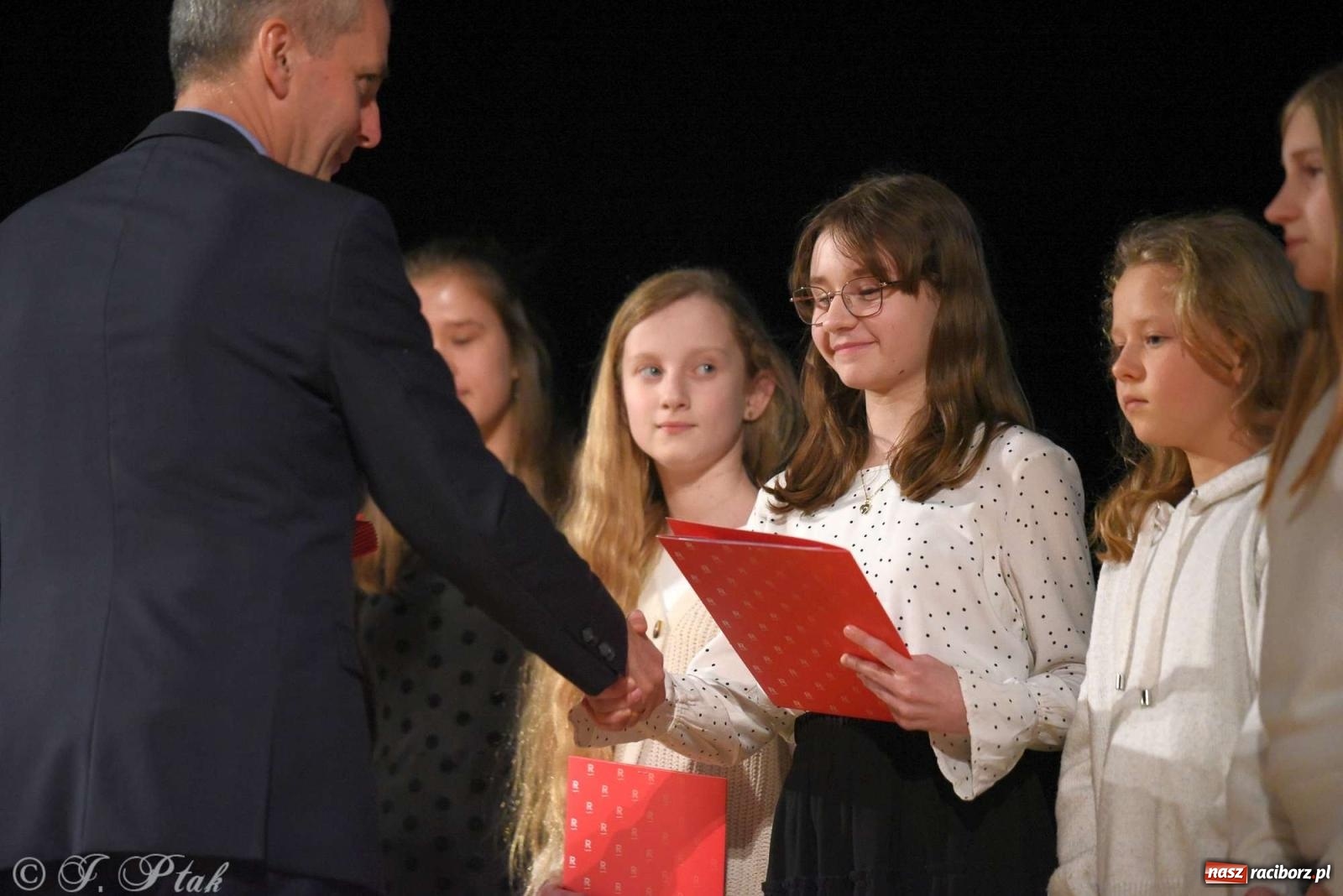Zdjęcie w galerii na portalu naszraciborz.pl: Prymusi raciborskich szkół odebrali stypendia od miasta [FOTO i WIDEO] wiadomości z regionu