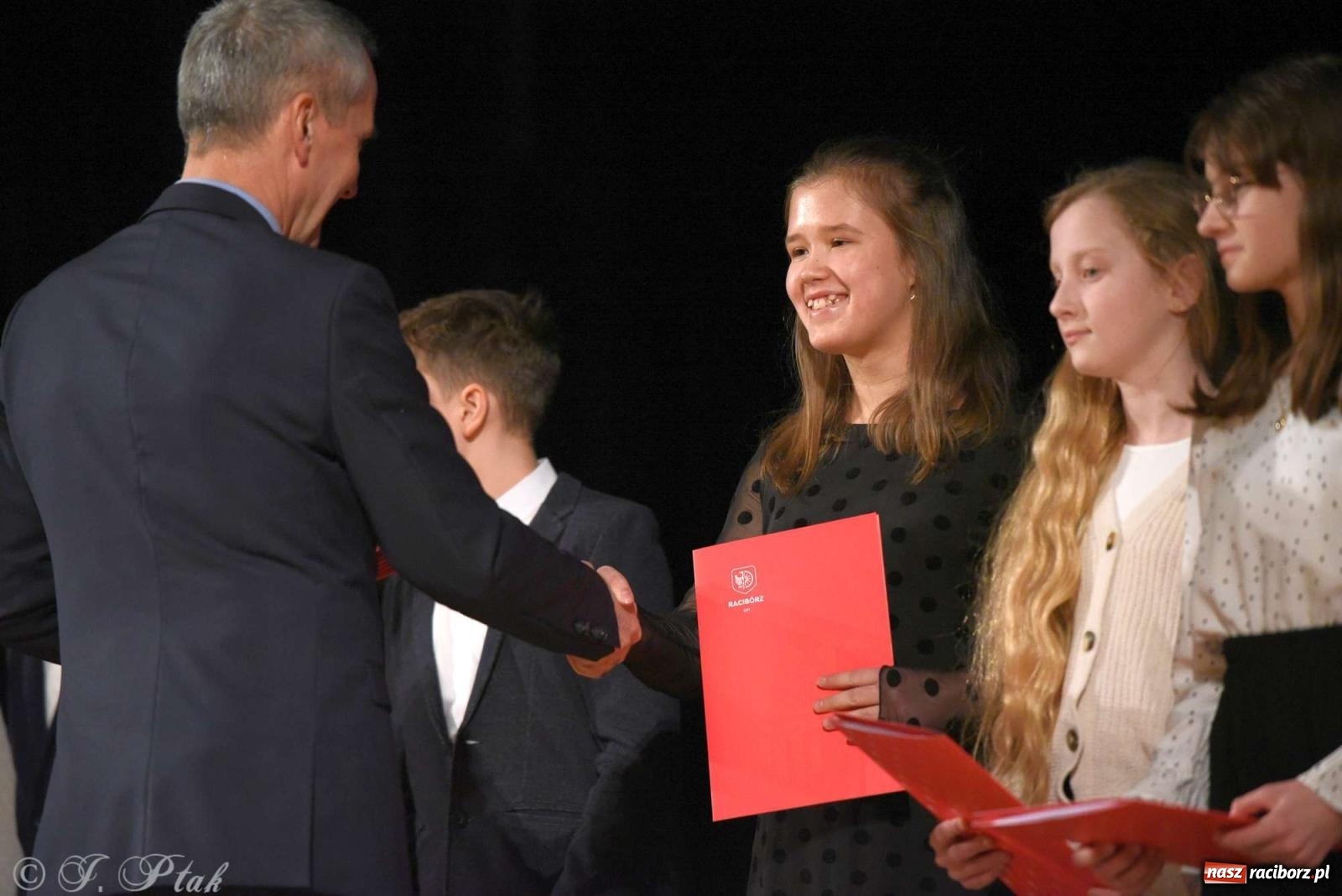 Zdjęcie w galerii na portalu naszraciborz.pl: Prymusi raciborskich szkół odebrali stypendia od miasta [FOTO i WIDEO] wiadomości z regionu