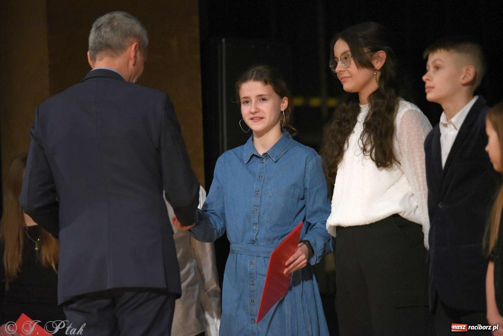 Zdjęcie w galerii na portalu naszraciborz.pl: Prymusi raciborskich szkół odebrali stypendia od miasta [FOTO i WIDEO] wiadomości z regionu