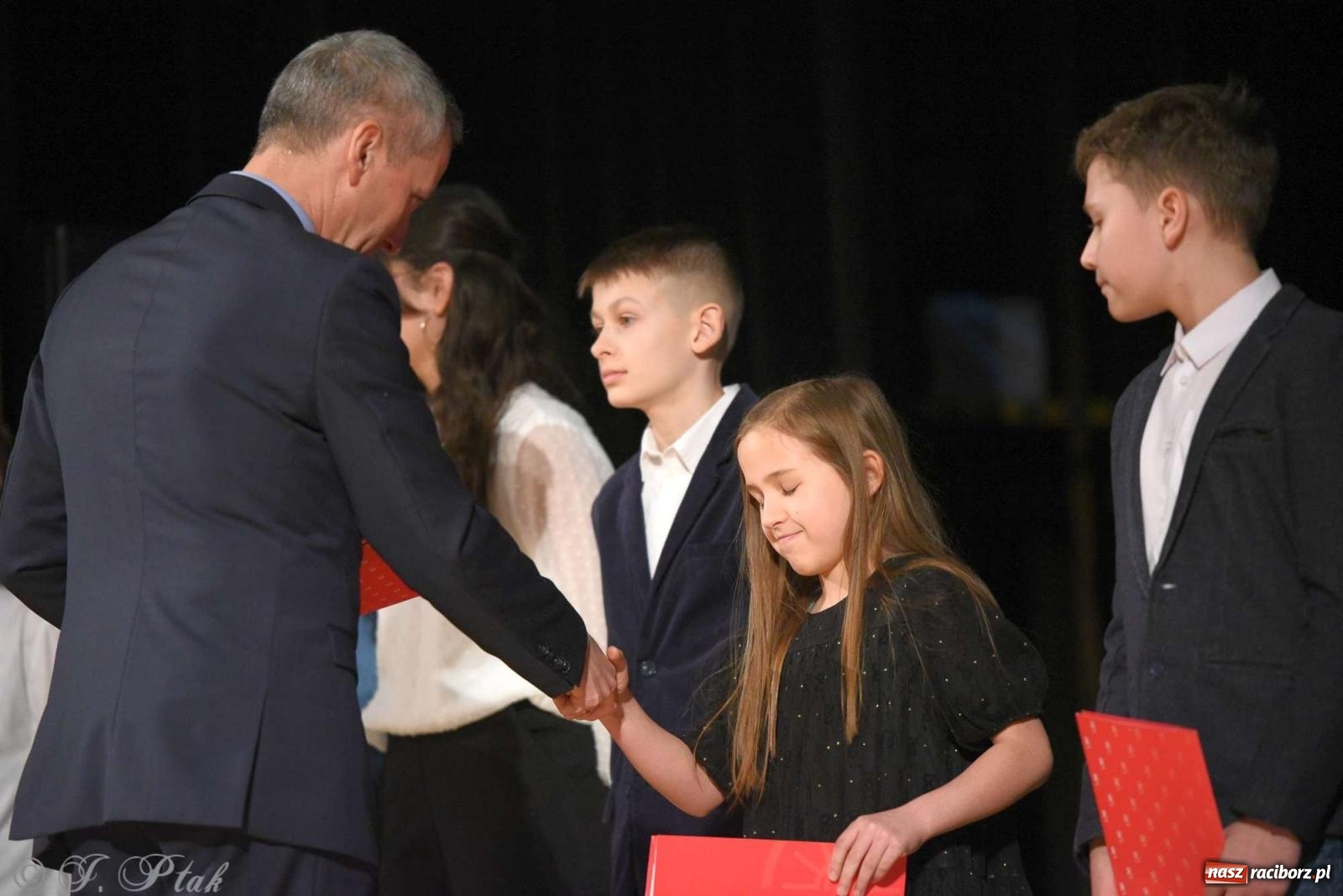 Zdjęcie w galerii na portalu naszraciborz.pl: Prymusi raciborskich szkół odebrali stypendia od miasta [FOTO i WIDEO] wiadomości z regionu