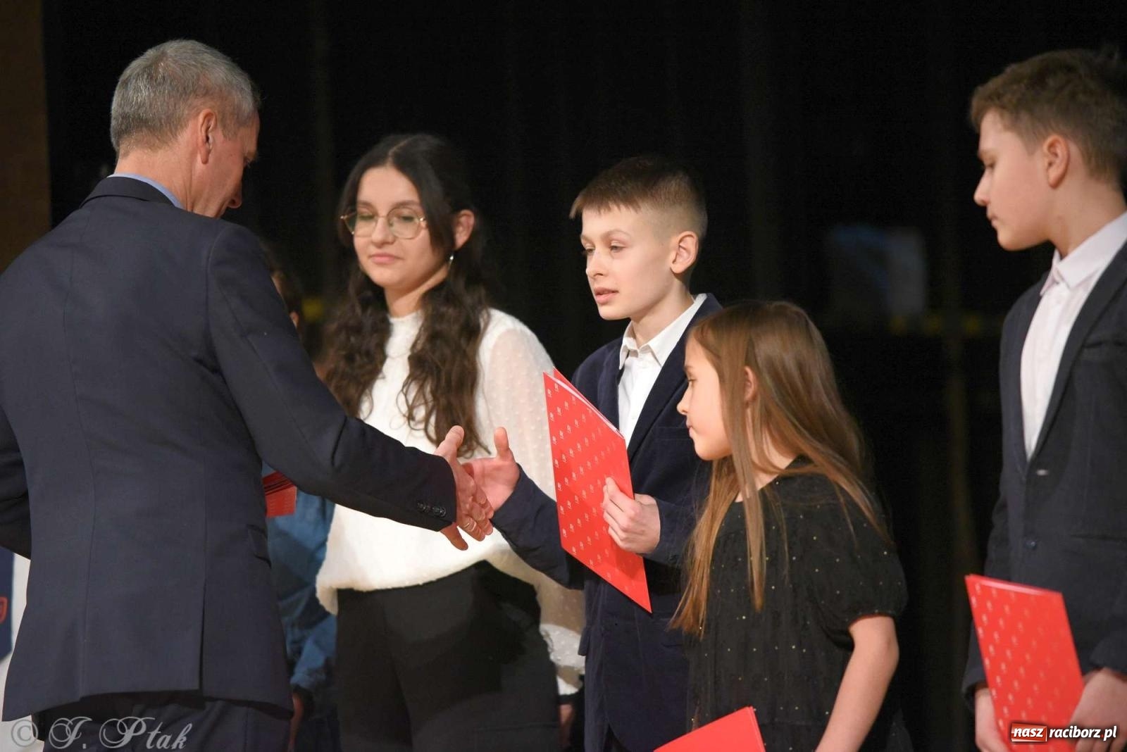 Zdjęcie w galerii na portalu naszraciborz.pl: Prymusi raciborskich szkół odebrali stypendia od miasta [FOTO i WIDEO] wiadomości z regionu
