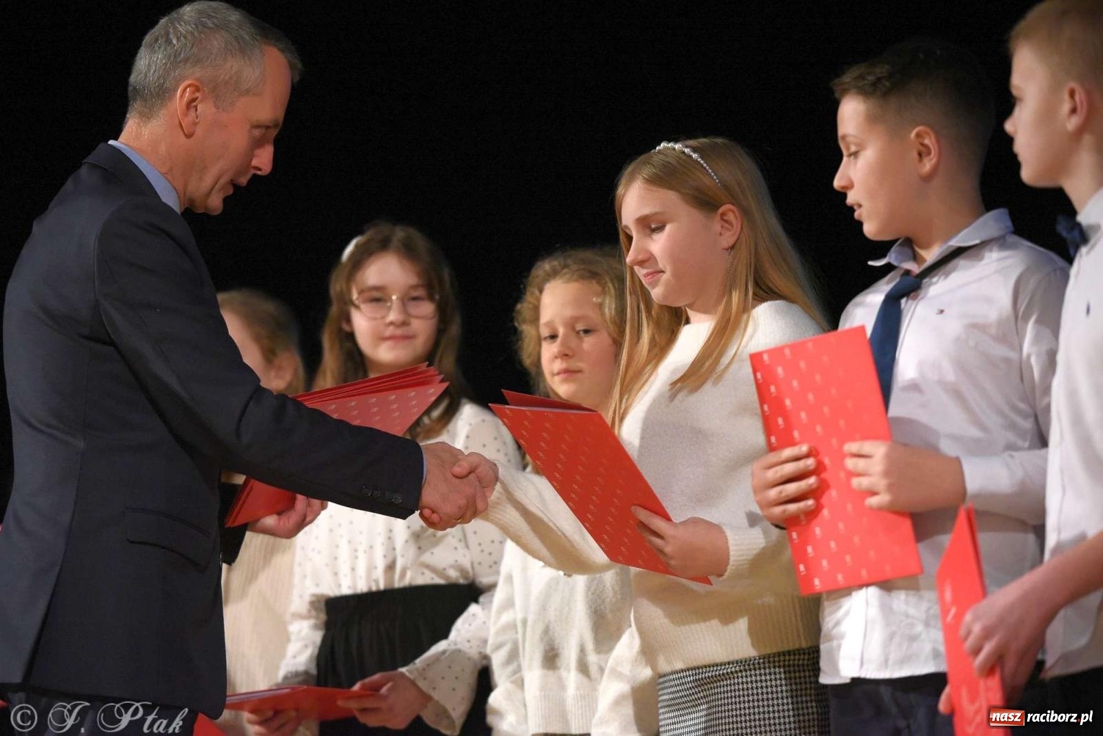 Zdjęcie w galerii na portalu naszraciborz.pl: Prymusi raciborskich szkół odebrali stypendia od miasta [FOTO i WIDEO] wiadomości z regionu