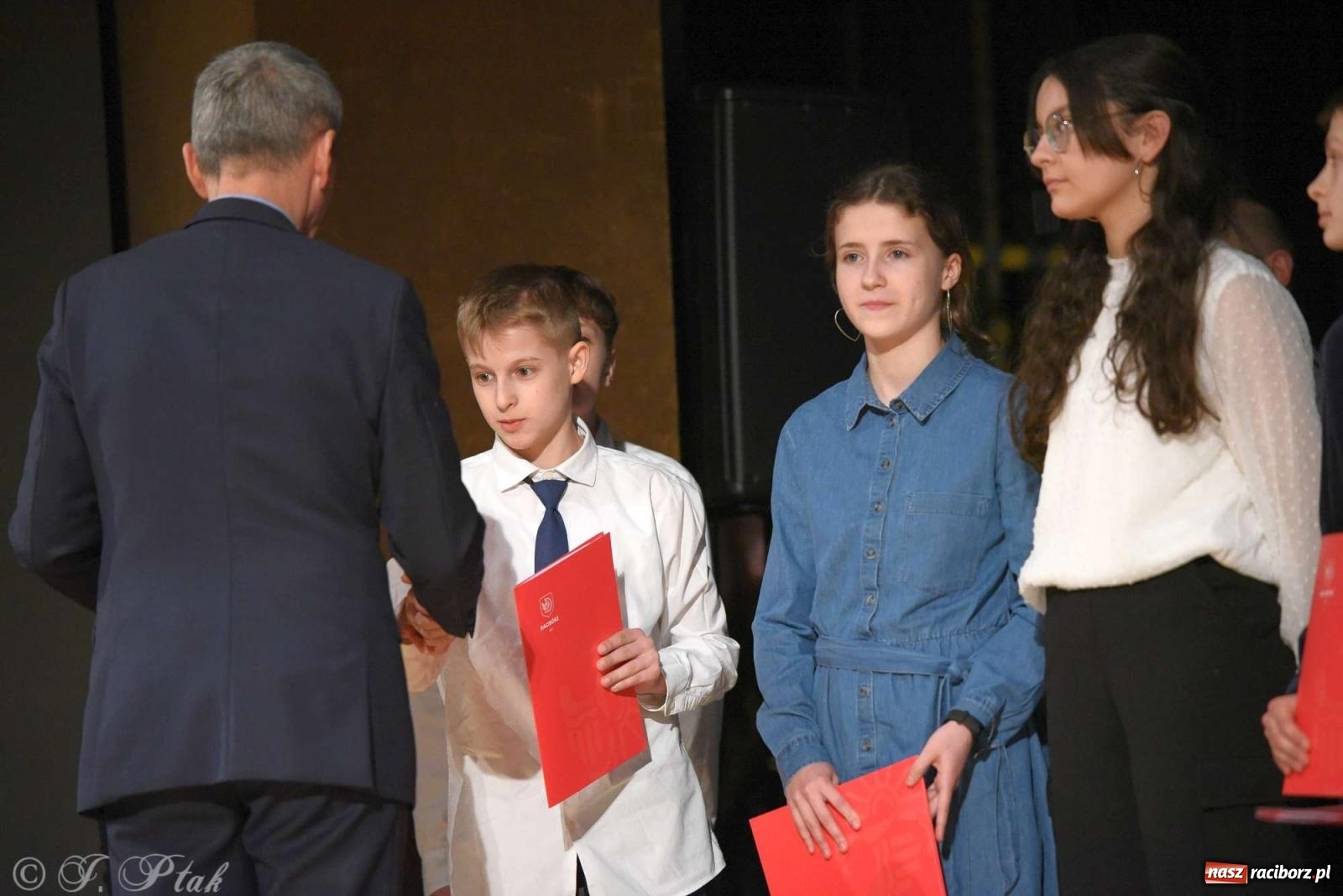 Zdjęcie w galerii na portalu naszraciborz.pl: Prymusi raciborskich szkół odebrali stypendia od miasta [FOTO i WIDEO] wiadomości z regionu