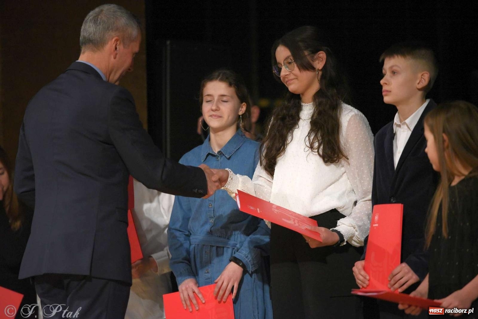 Zdjęcie w galerii na portalu naszraciborz.pl: Prymusi raciborskich szkół odebrali stypendia od miasta [FOTO i WIDEO] wiadomości z regionu