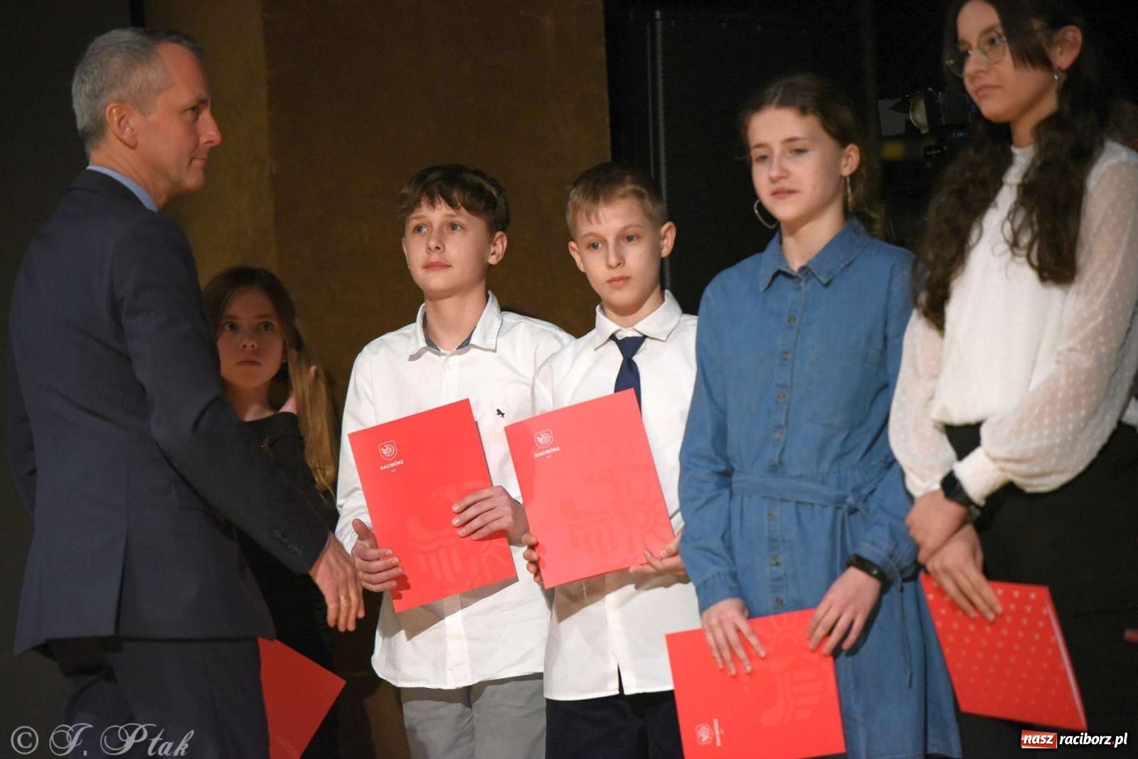 Zdjęcie w galerii na portalu naszraciborz.pl: Prymusi raciborskich szkół odebrali stypendia od miasta [FOTO i WIDEO] wiadomości z regionu