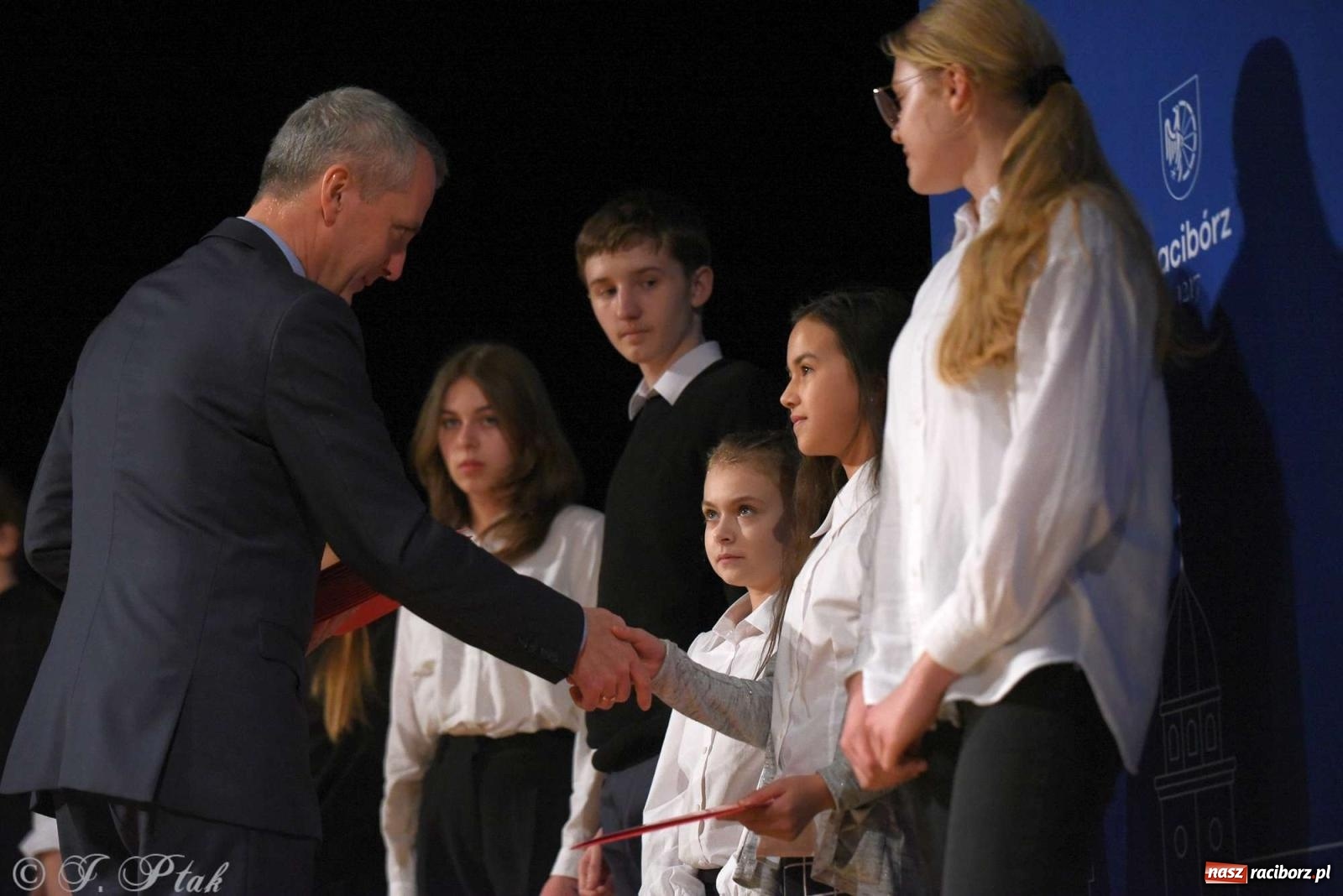 Zdjęcie w galerii na portalu naszraciborz.pl: Prymusi raciborskich szkół odebrali stypendia od miasta [FOTO i WIDEO] wiadomości z regionu