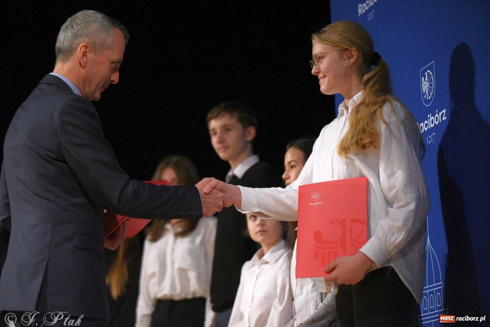 Zdjęcie w galerii na portalu naszraciborz.pl: Prymusi raciborskich szkół odebrali stypendia od miasta [FOTO i WIDEO] wiadomości z regionu