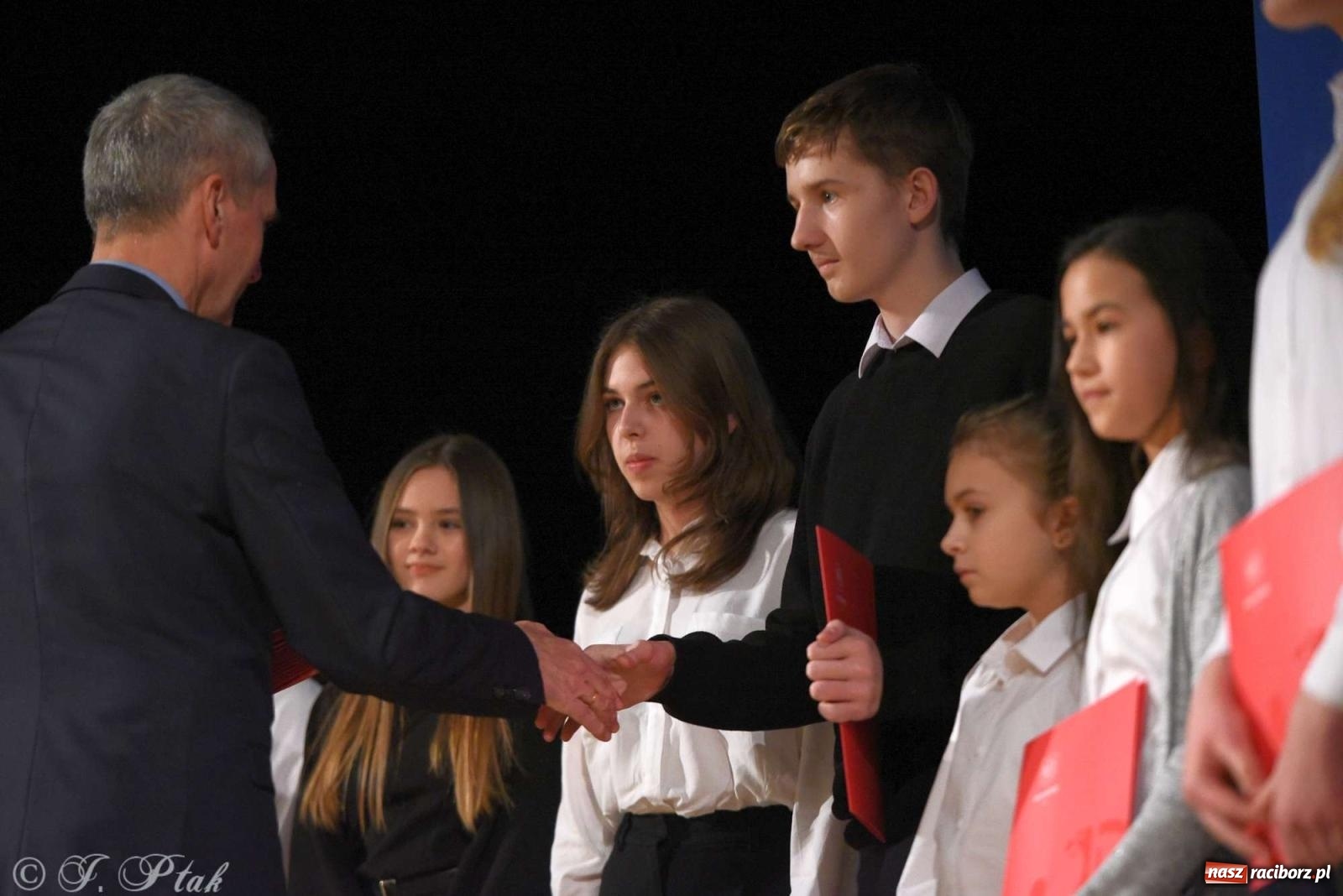 Zdjęcie w galerii na portalu naszraciborz.pl: Prymusi raciborskich szkół odebrali stypendia od miasta [FOTO i WIDEO] wiadomości z regionu