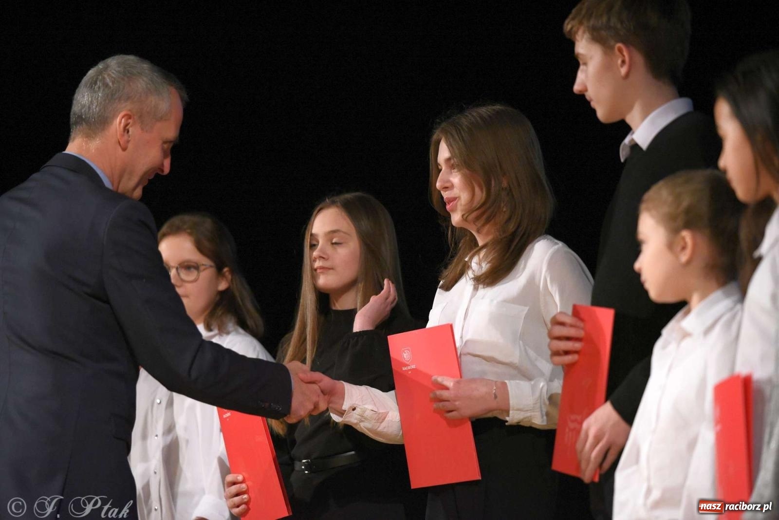 Zdjęcie w galerii na portalu naszraciborz.pl: Prymusi raciborskich szkół odebrali stypendia od miasta [FOTO i WIDEO] wiadomości z regionu