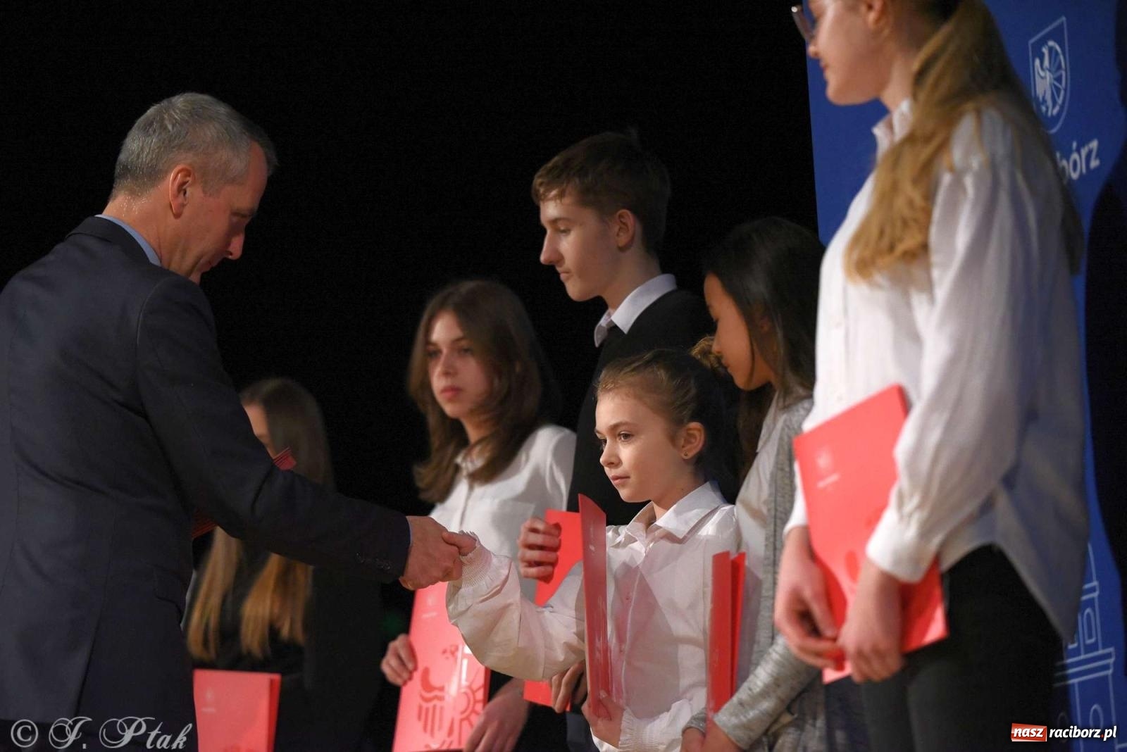 Zdjęcie w galerii na portalu naszraciborz.pl: Prymusi raciborskich szkół odebrali stypendia od miasta [FOTO i WIDEO] wiadomości z regionu