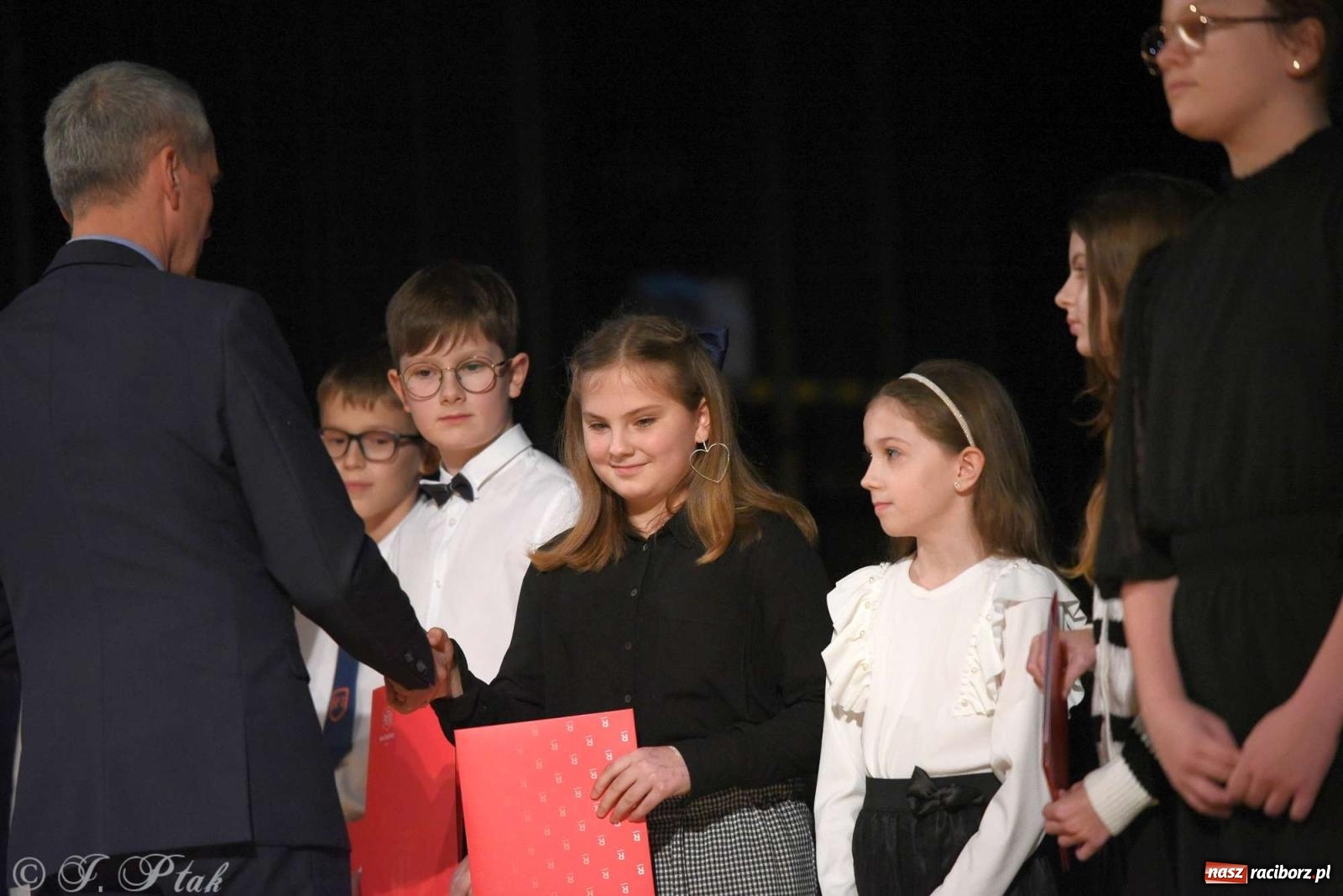 Zdjęcie w galerii na portalu naszraciborz.pl: Prymusi raciborskich szkół odebrali stypendia od miasta [FOTO i WIDEO] wiadomości z regionu