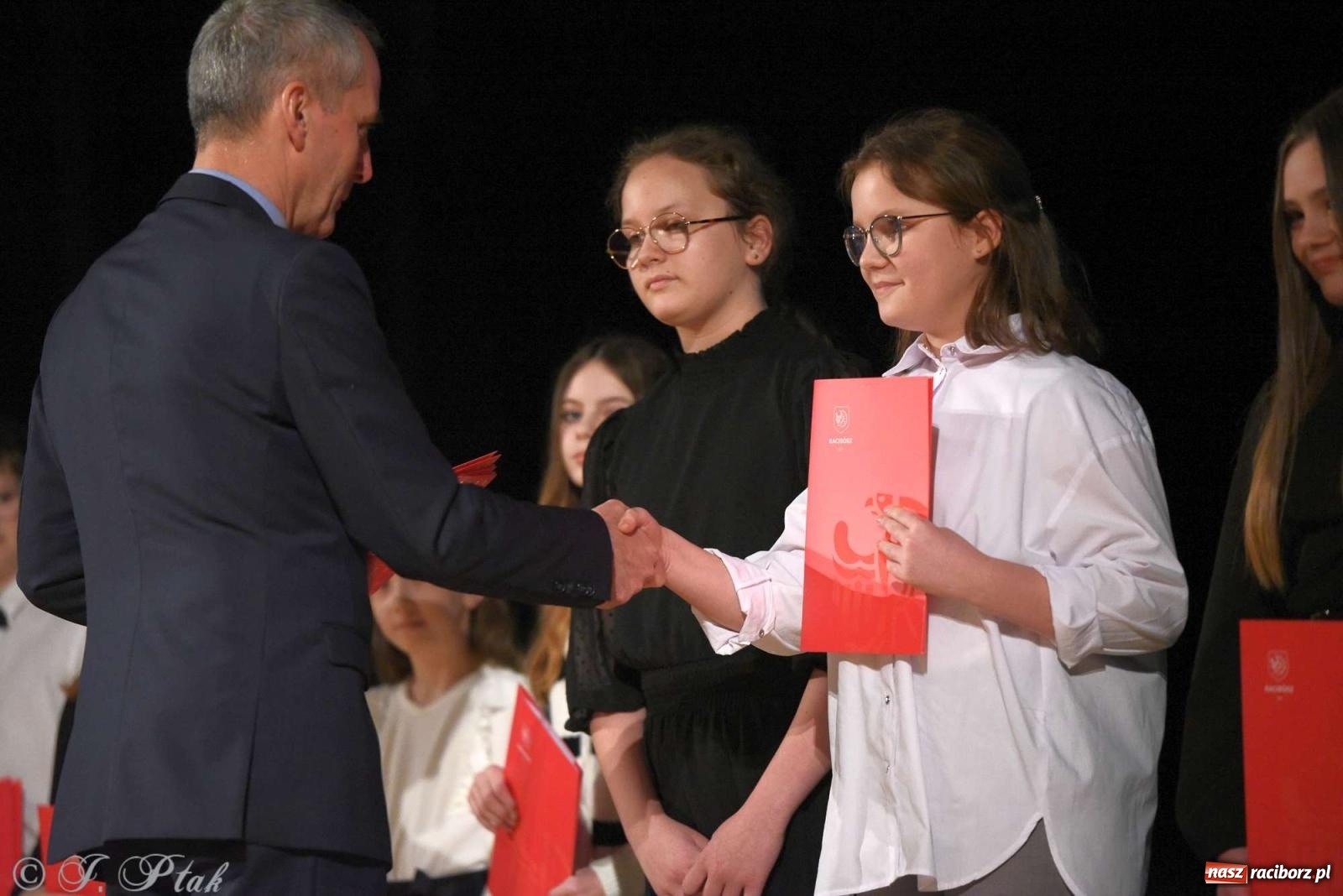 Zdjęcie w galerii na portalu naszraciborz.pl: Prymusi raciborskich szkół odebrali stypendia od miasta [FOTO i WIDEO] wiadomości z regionu