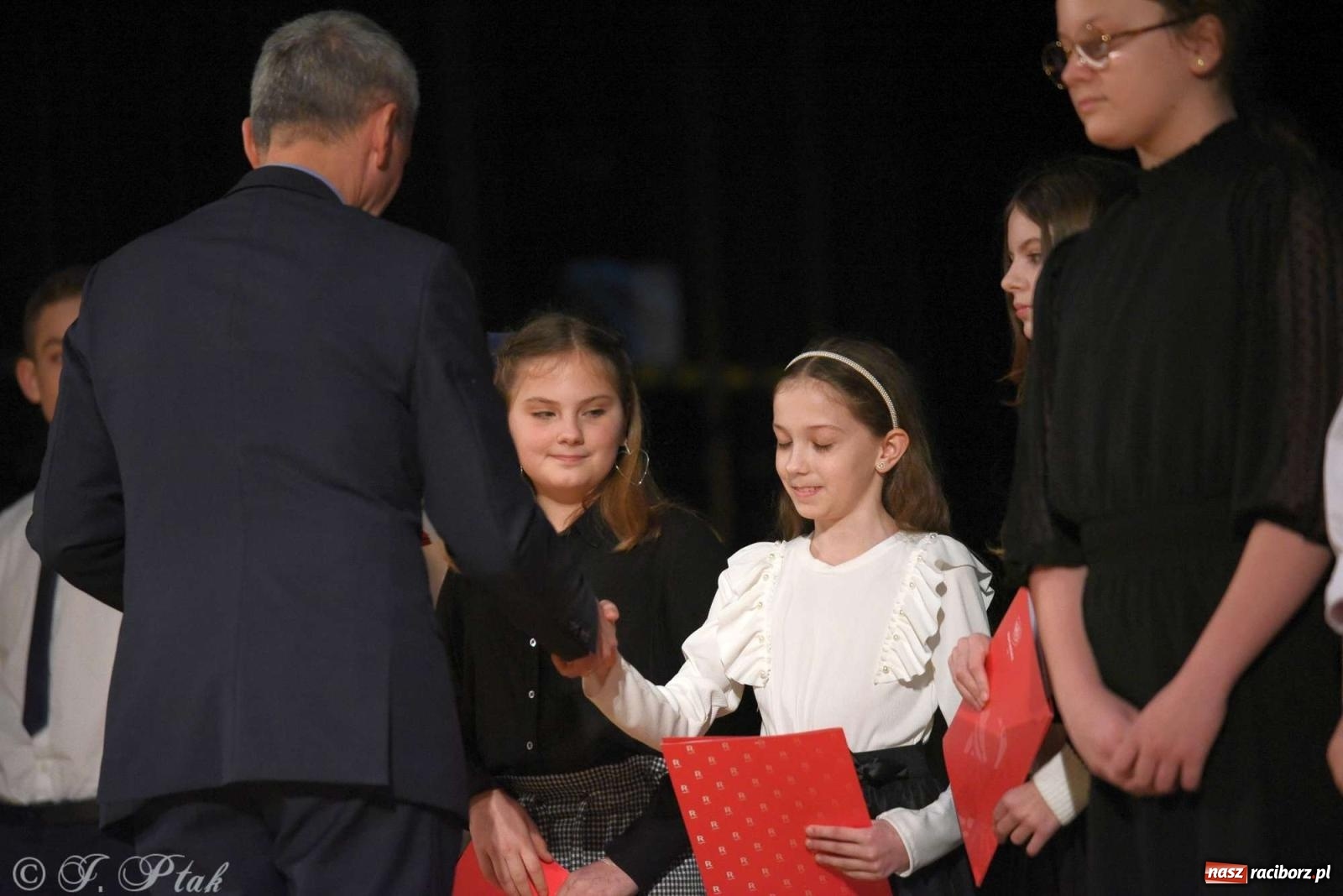 Zdjęcie w galerii na portalu naszraciborz.pl: Prymusi raciborskich szkół odebrali stypendia od miasta [FOTO i WIDEO] wiadomości z regionu