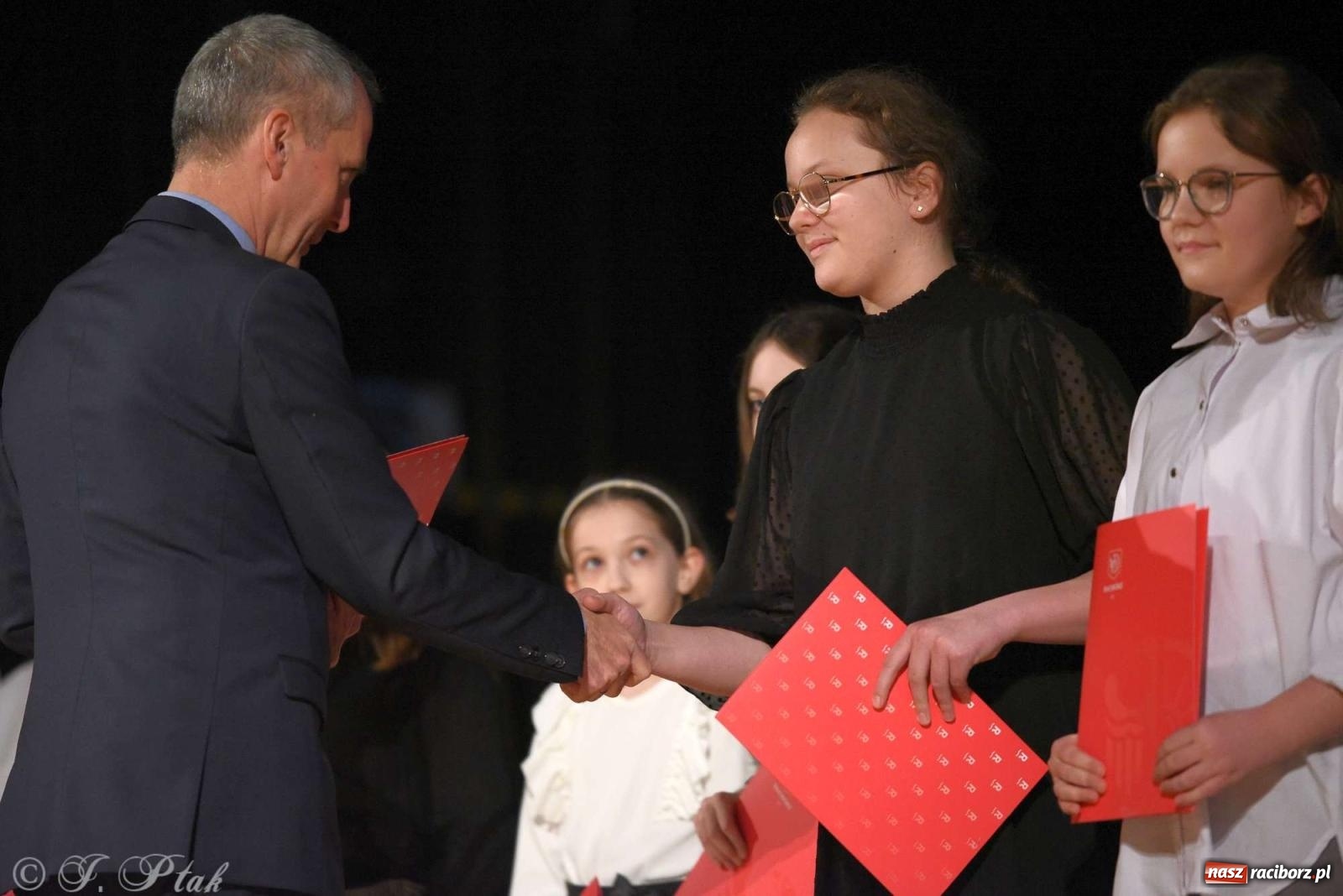 Zdjęcie w galerii na portalu naszraciborz.pl: Prymusi raciborskich szkół odebrali stypendia od miasta [FOTO i WIDEO] wiadomości z regionu