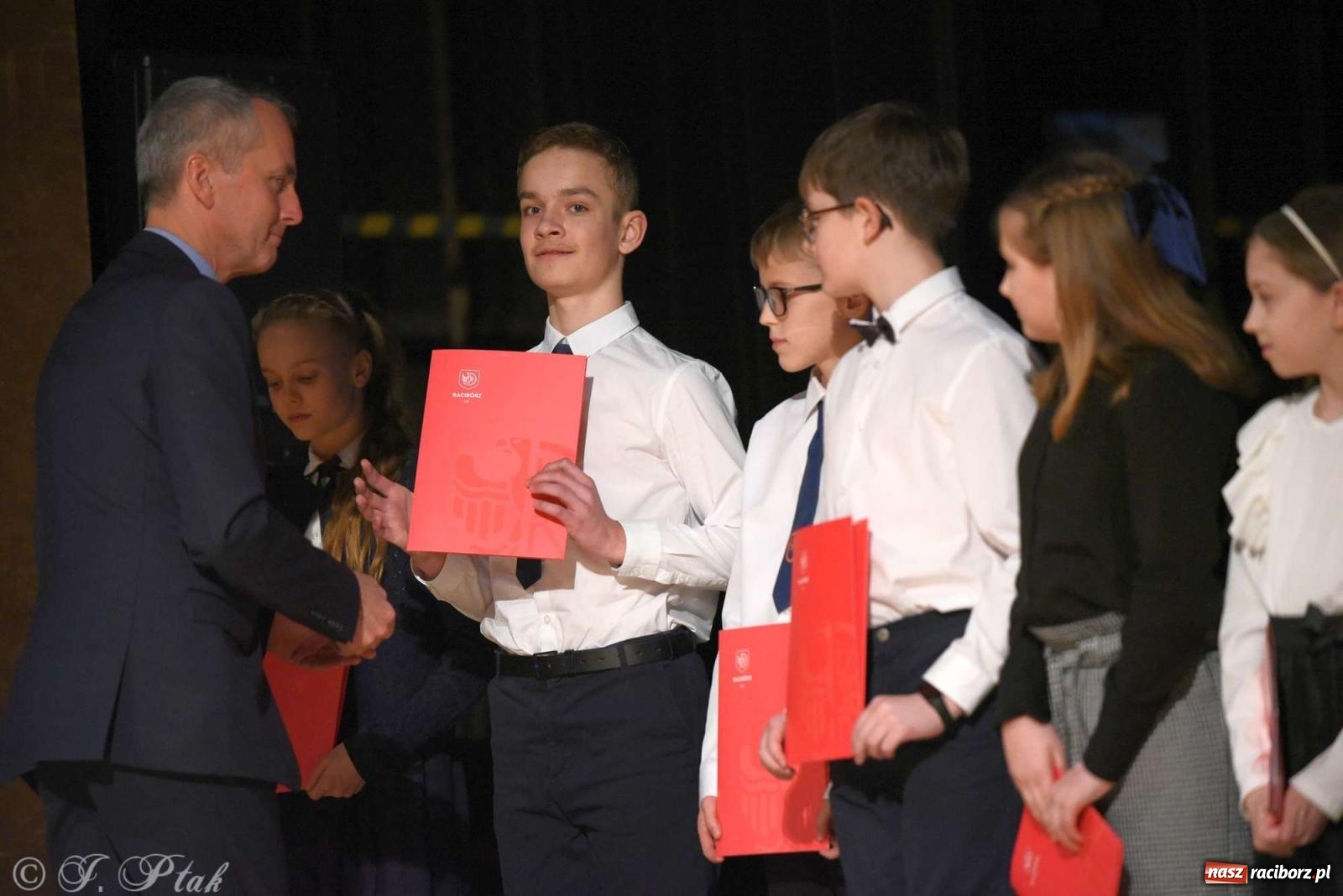 Zdjęcie w galerii na portalu naszraciborz.pl: Prymusi raciborskich szkół odebrali stypendia od miasta [FOTO i WIDEO] wiadomości z regionu