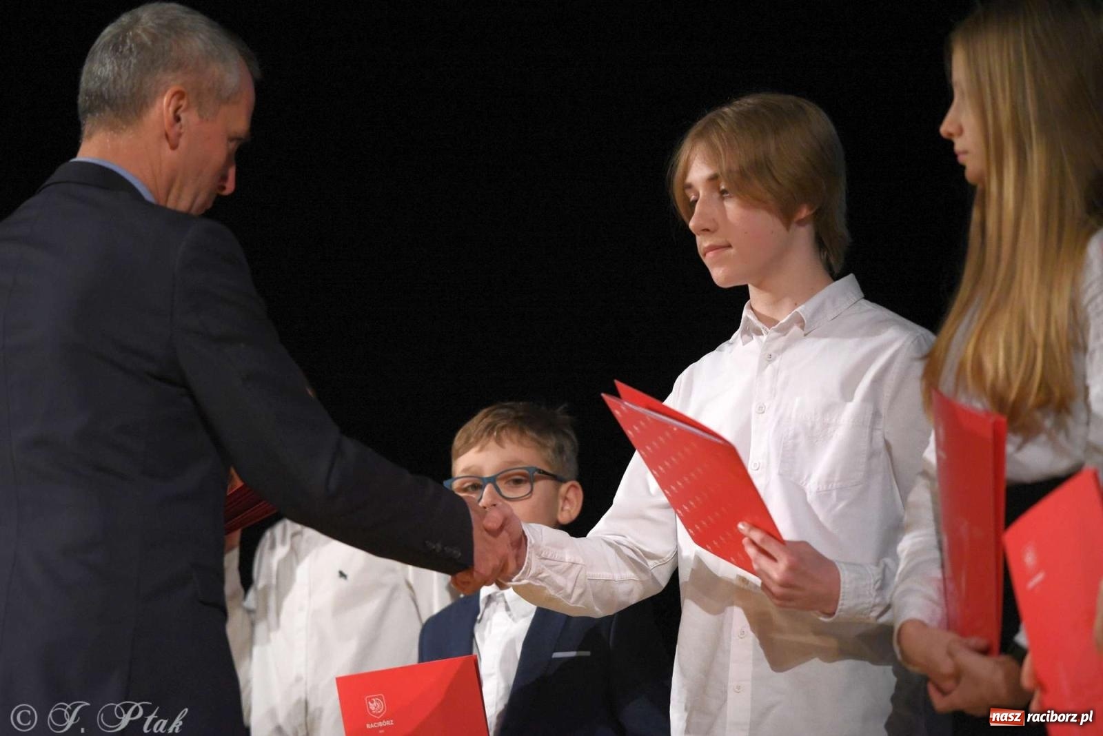 Zdjęcie w galerii na portalu naszraciborz.pl: Prymusi raciborskich szkół odebrali stypendia od miasta [FOTO i WIDEO] wiadomości z regionu