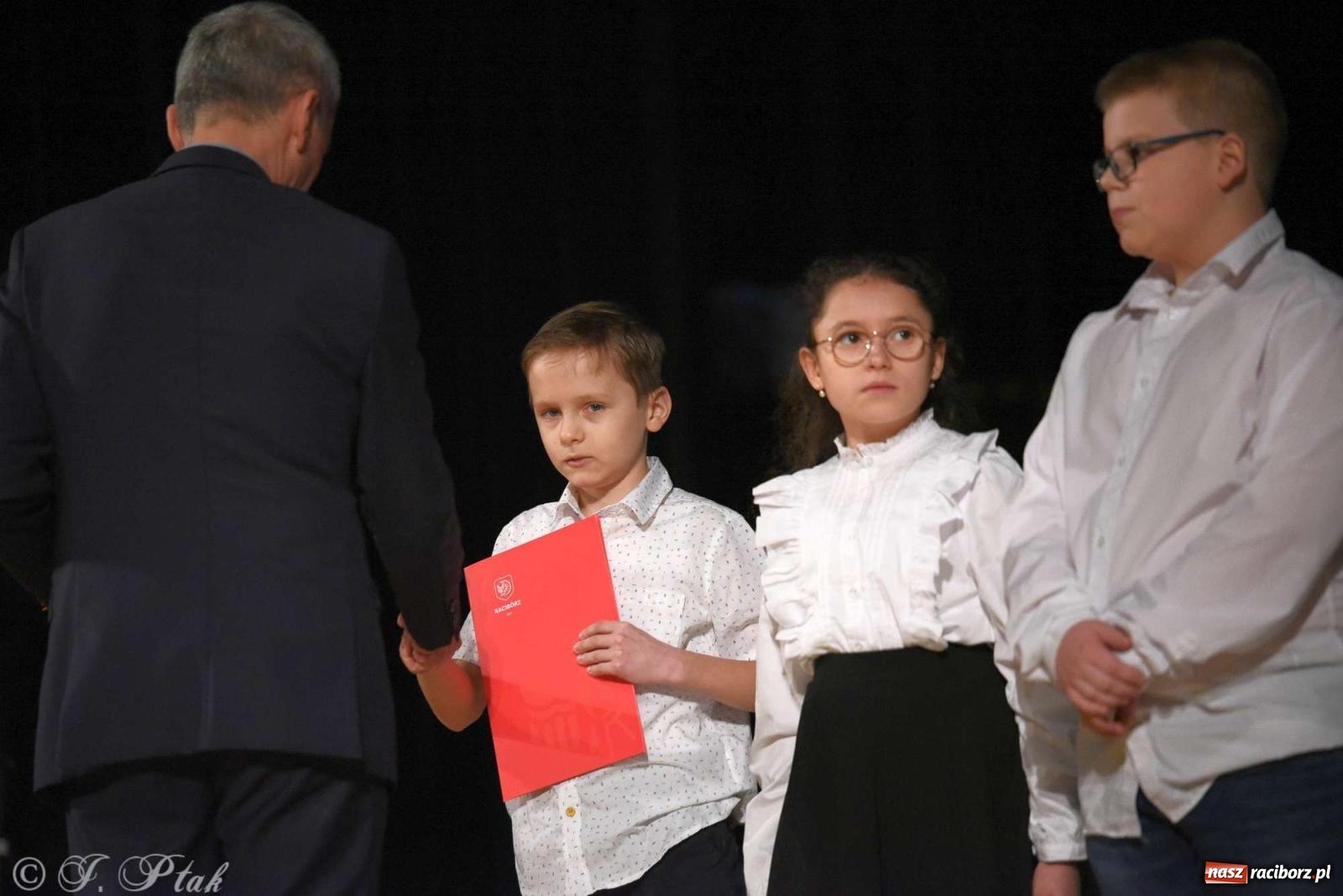 Zdjęcie w galerii na portalu naszraciborz.pl: Prymusi raciborskich szkół odebrali stypendia od miasta [FOTO i WIDEO] wiadomości z regionu
