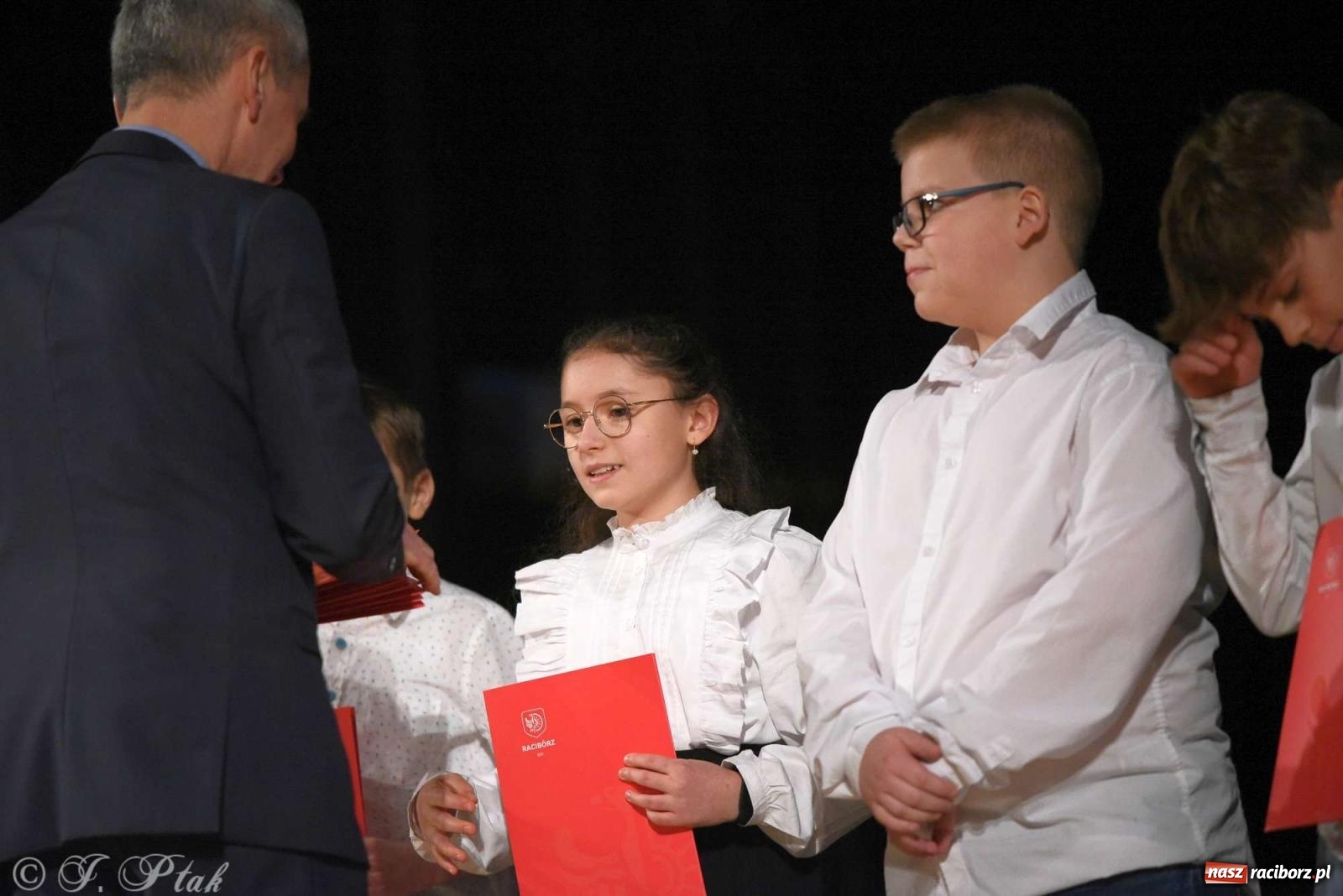 Zdjęcie w galerii na portalu naszraciborz.pl: Prymusi raciborskich szkół odebrali stypendia od miasta [FOTO i WIDEO] wiadomości z regionu