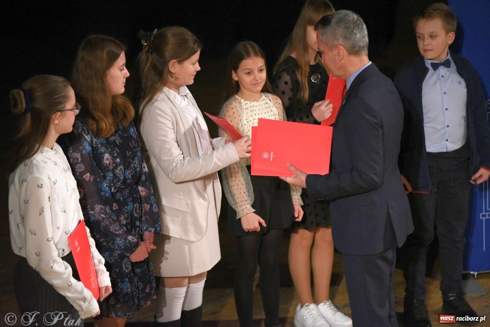 Zdjęcie w galerii na portalu naszraciborz.pl: Prymusi raciborskich szkół odebrali stypendia od miasta [FOTO i WIDEO] wiadomości z regionu