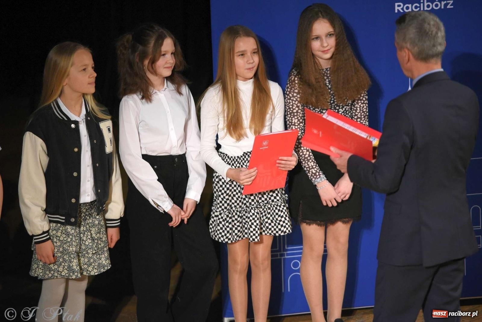 Zdjęcie w galerii na portalu naszraciborz.pl: Prymusi raciborskich szkół odebrali stypendia od miasta [FOTO i WIDEO] wiadomości z regionu