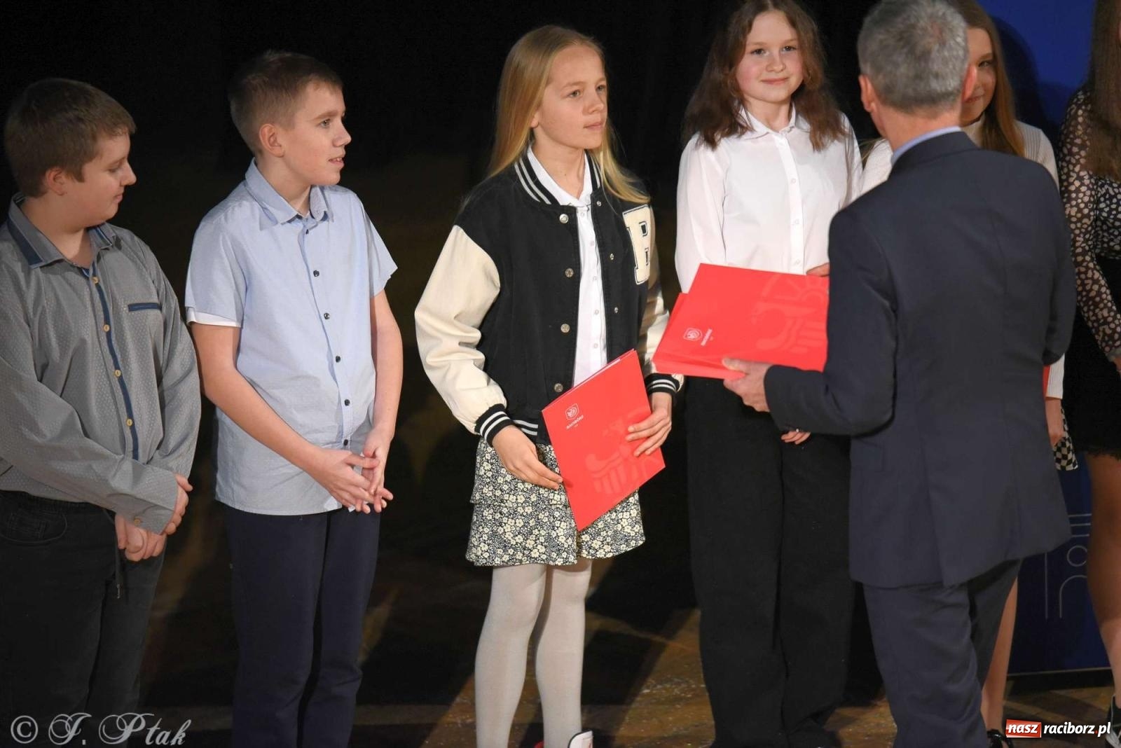 Zdjęcie w galerii na portalu naszraciborz.pl: Prymusi raciborskich szkół odebrali stypendia od miasta [FOTO i WIDEO] wiadomości z regionu