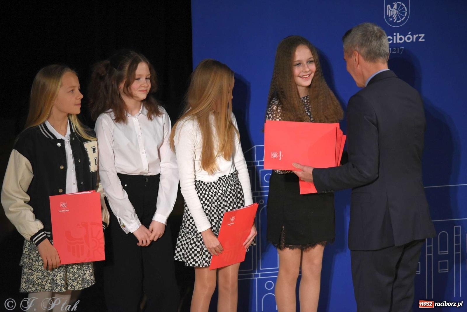 Zdjęcie w galerii na portalu naszraciborz.pl: Prymusi raciborskich szkół odebrali stypendia od miasta [FOTO i WIDEO] wiadomości z regionu