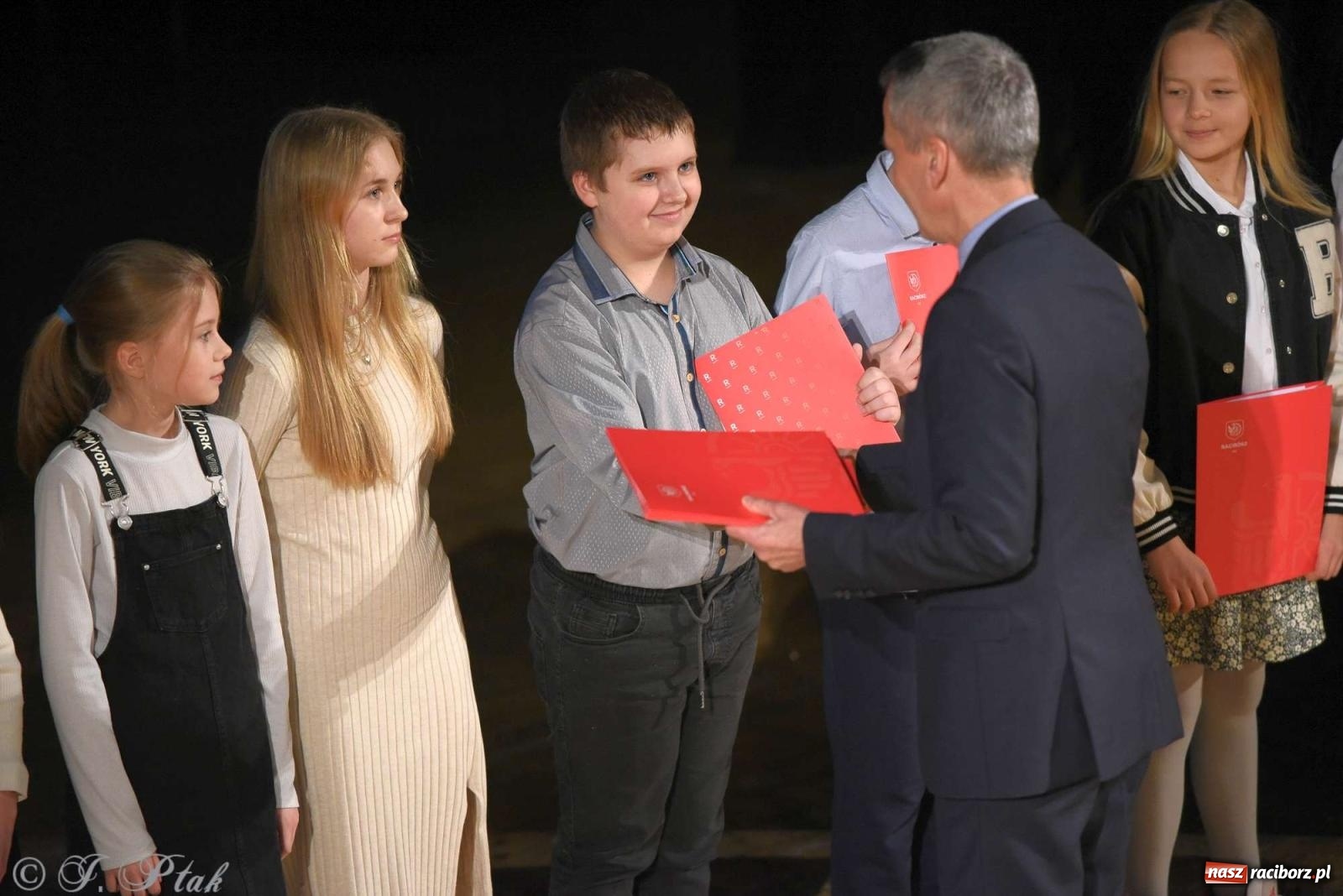 Zdjęcie w galerii na portalu naszraciborz.pl: Prymusi raciborskich szkół odebrali stypendia od miasta [FOTO i WIDEO] wiadomości z regionu